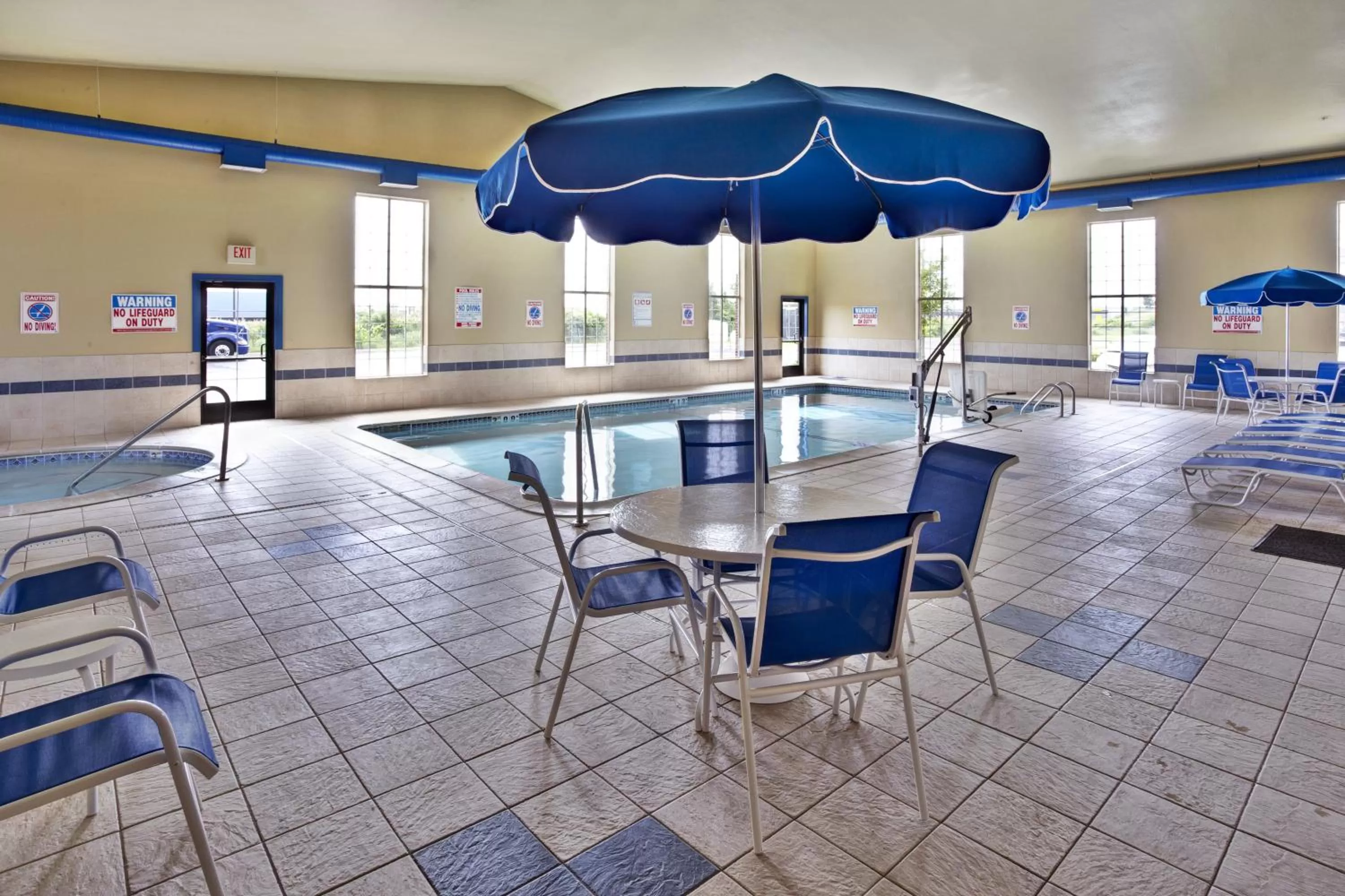 Swimming pool in Holiday Inn Express Hotel & Suites Woodhaven by IHG