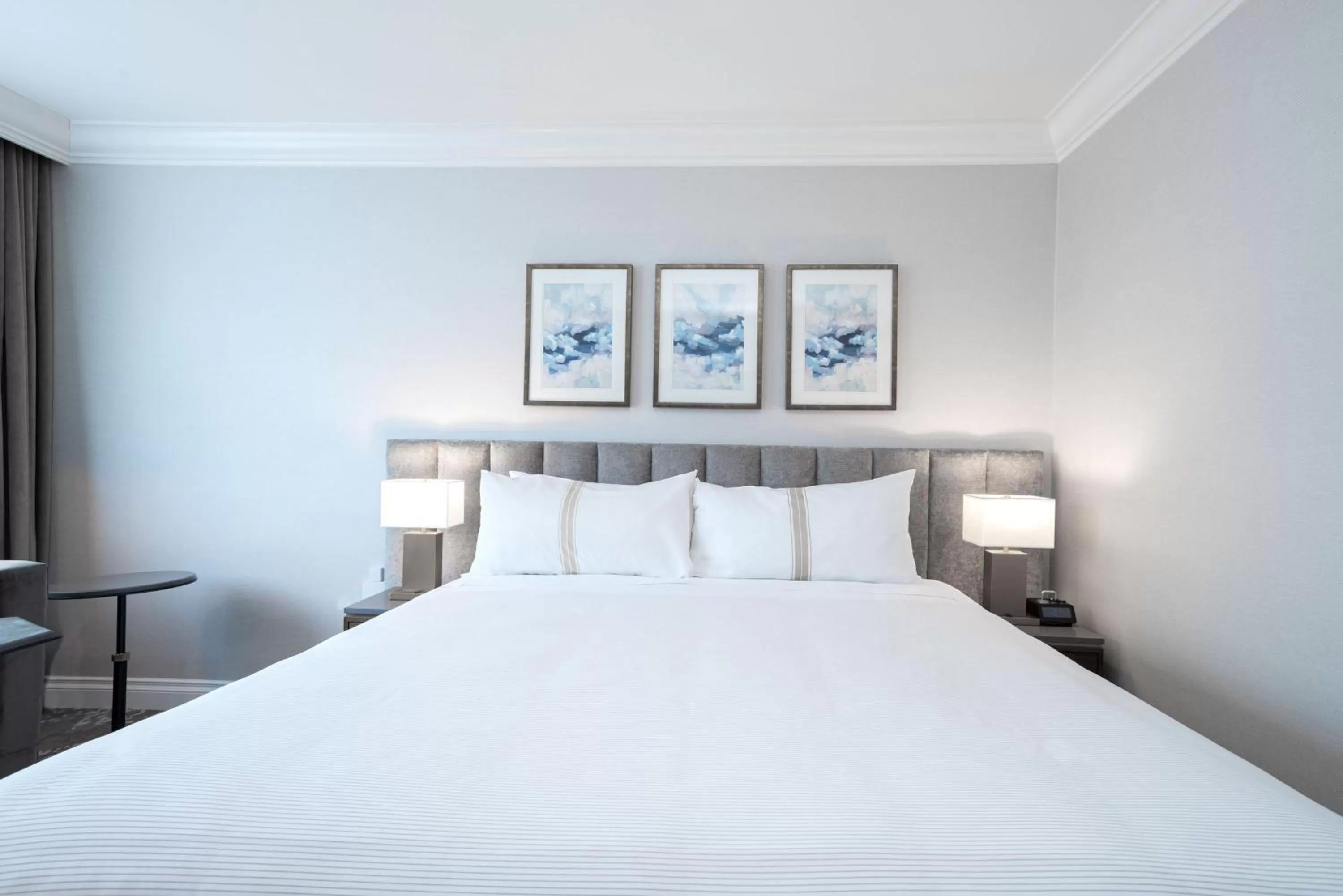 Photo of the whole room, Bed in The Sutton Place Hotel Vancouver