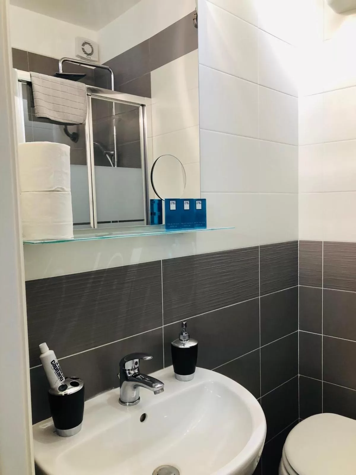 Bathroom in Mapi Room