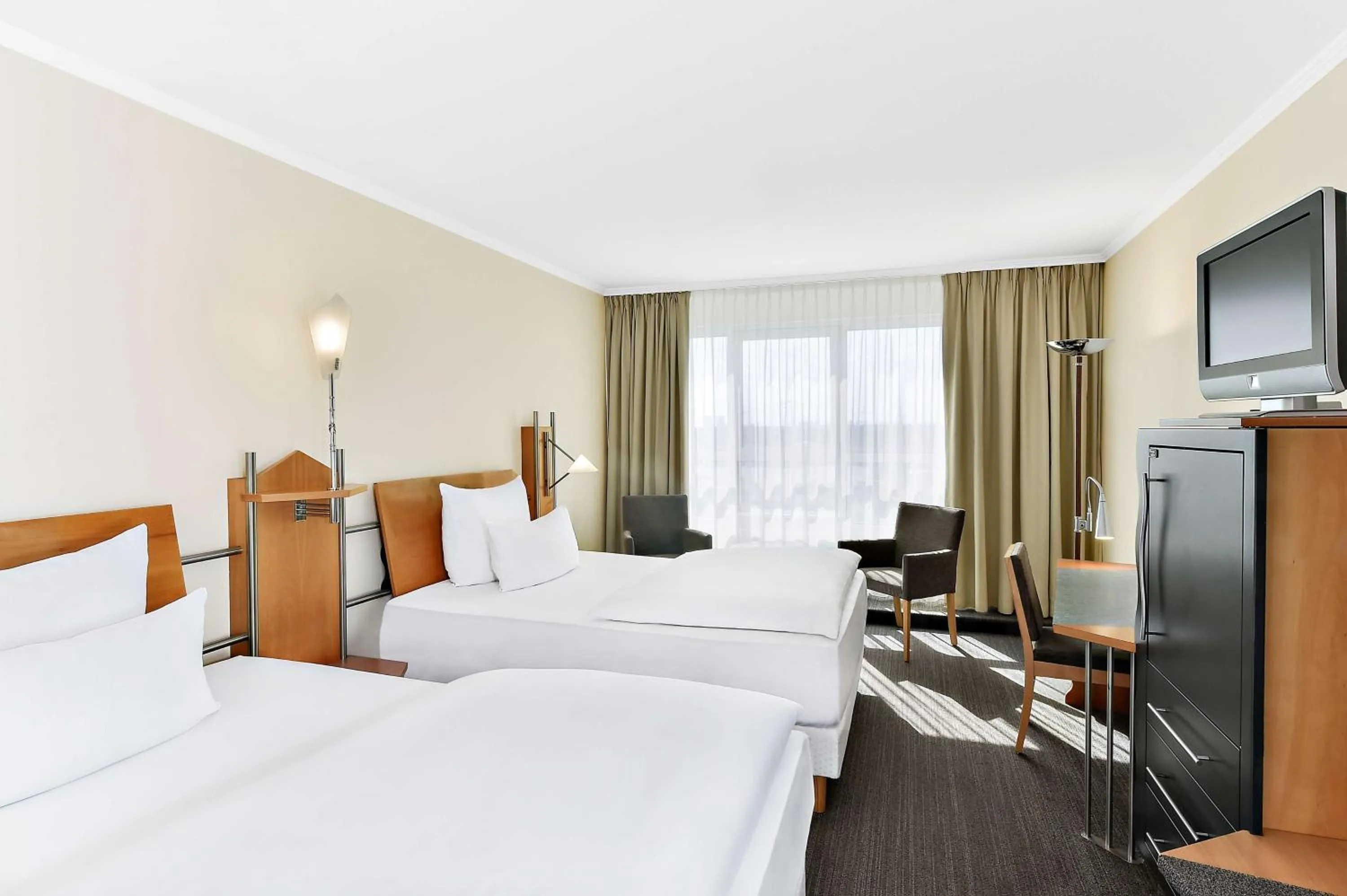 Family Room (2 Adults + 1 Child) in NH Mannheim Viernheim