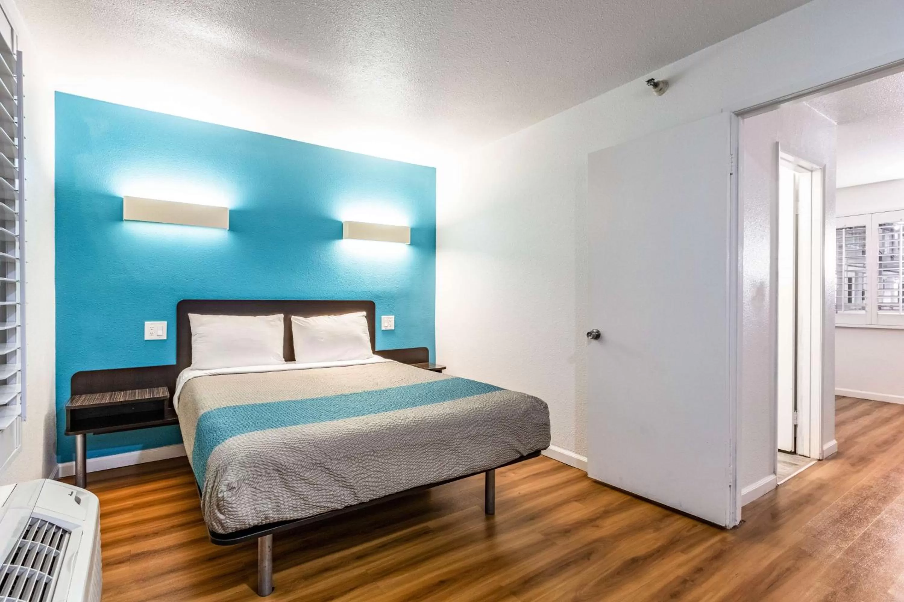 Bedroom, Bed in Motel 6-Fountain Valley, CA - Huntington Beach Area