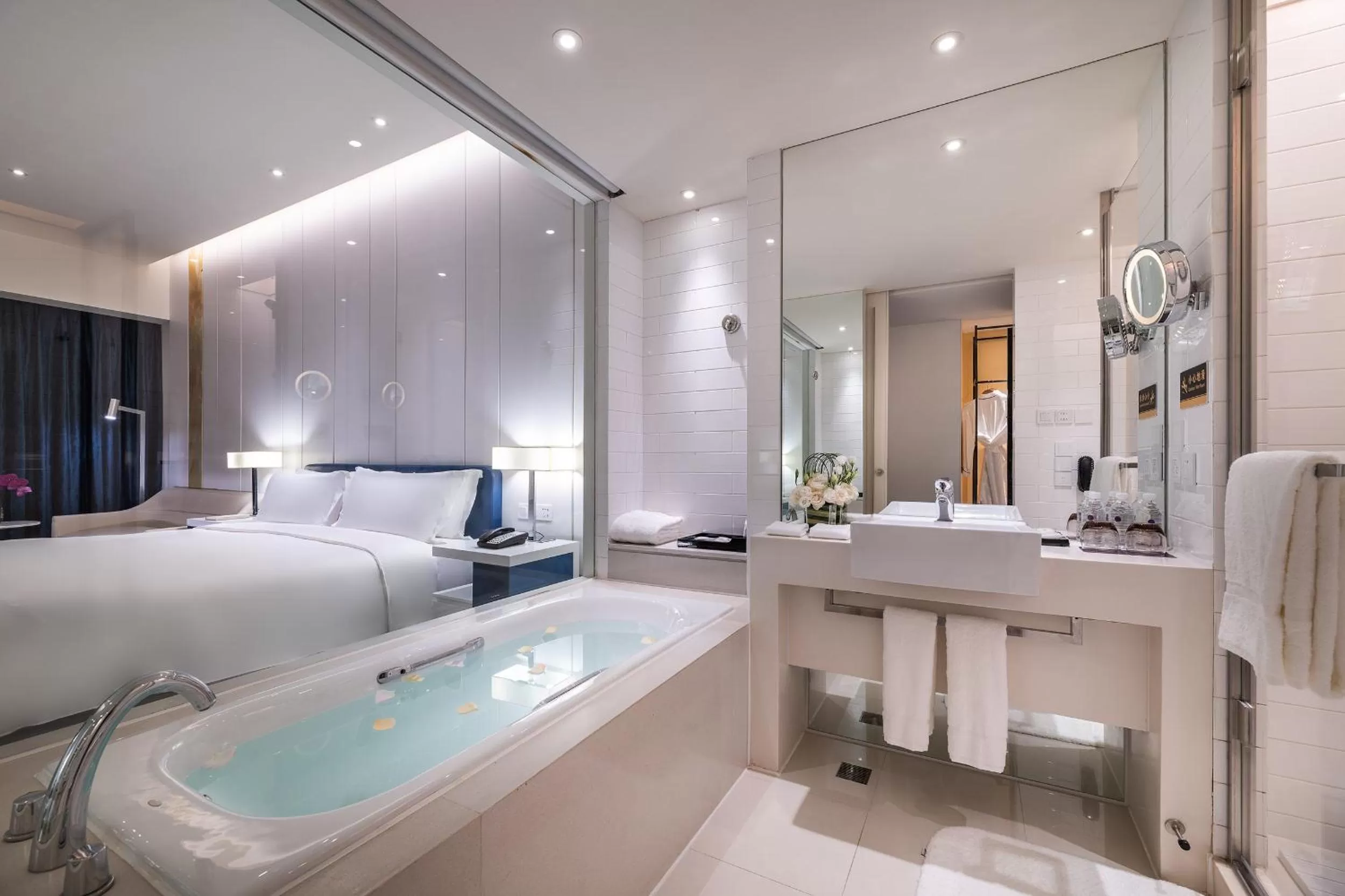 Bathroom, Bed in Grand Mercure Shanghai Century Park