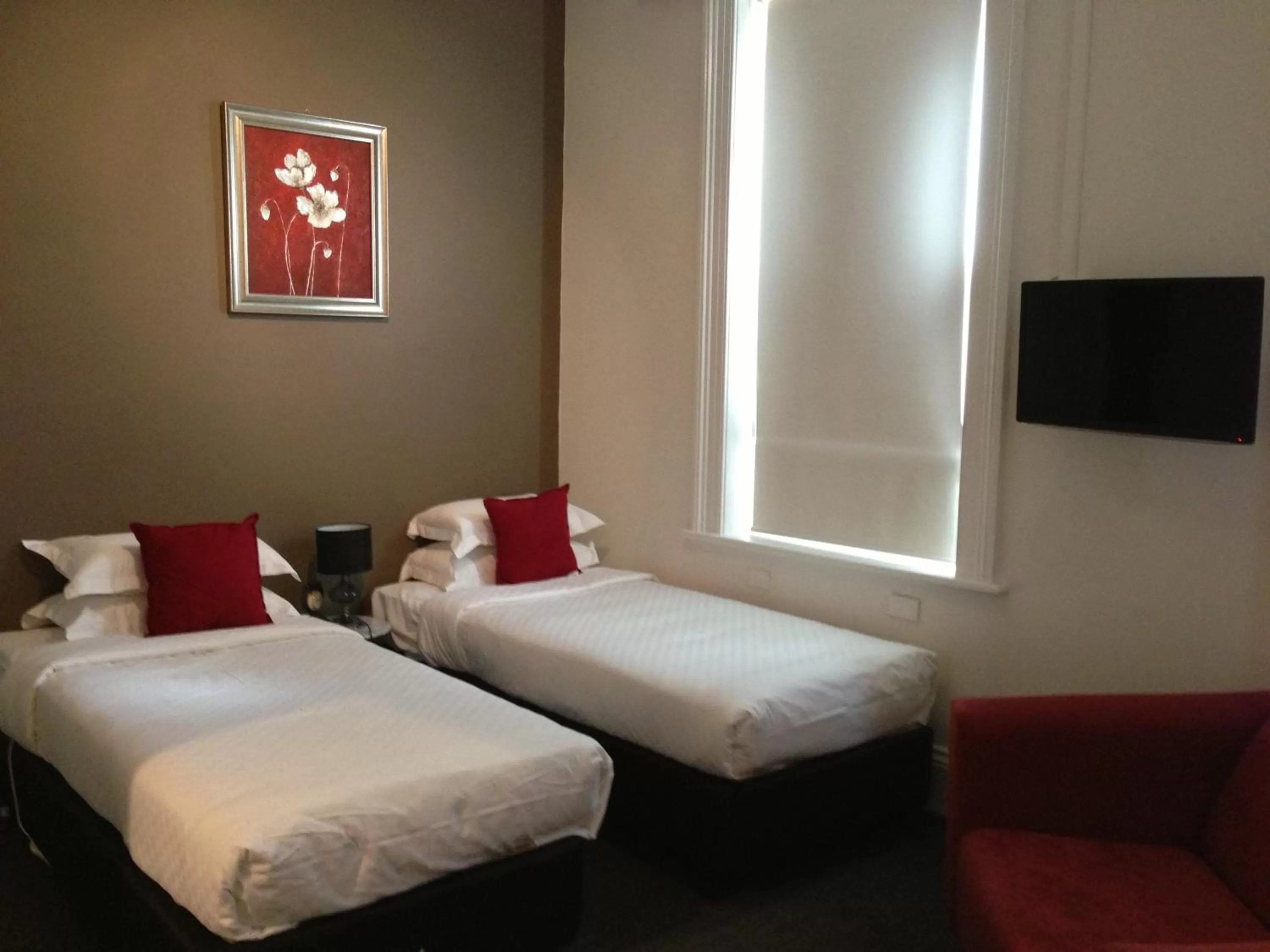 Bedroom, Bed in Centennial Inn on Bathurst