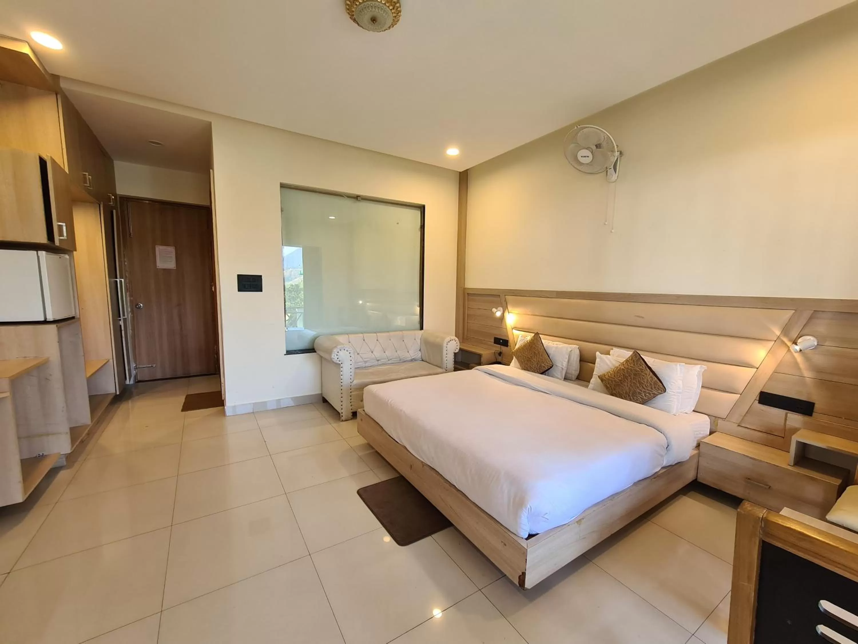 Photo of the whole room, Bed in Hotel Rajpur Heights