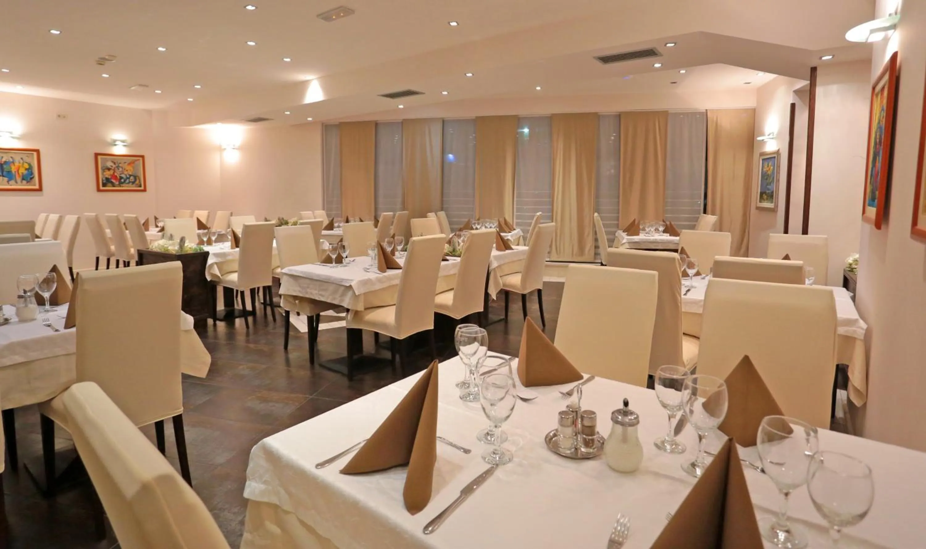 Restaurant/places to eat in Hotel As