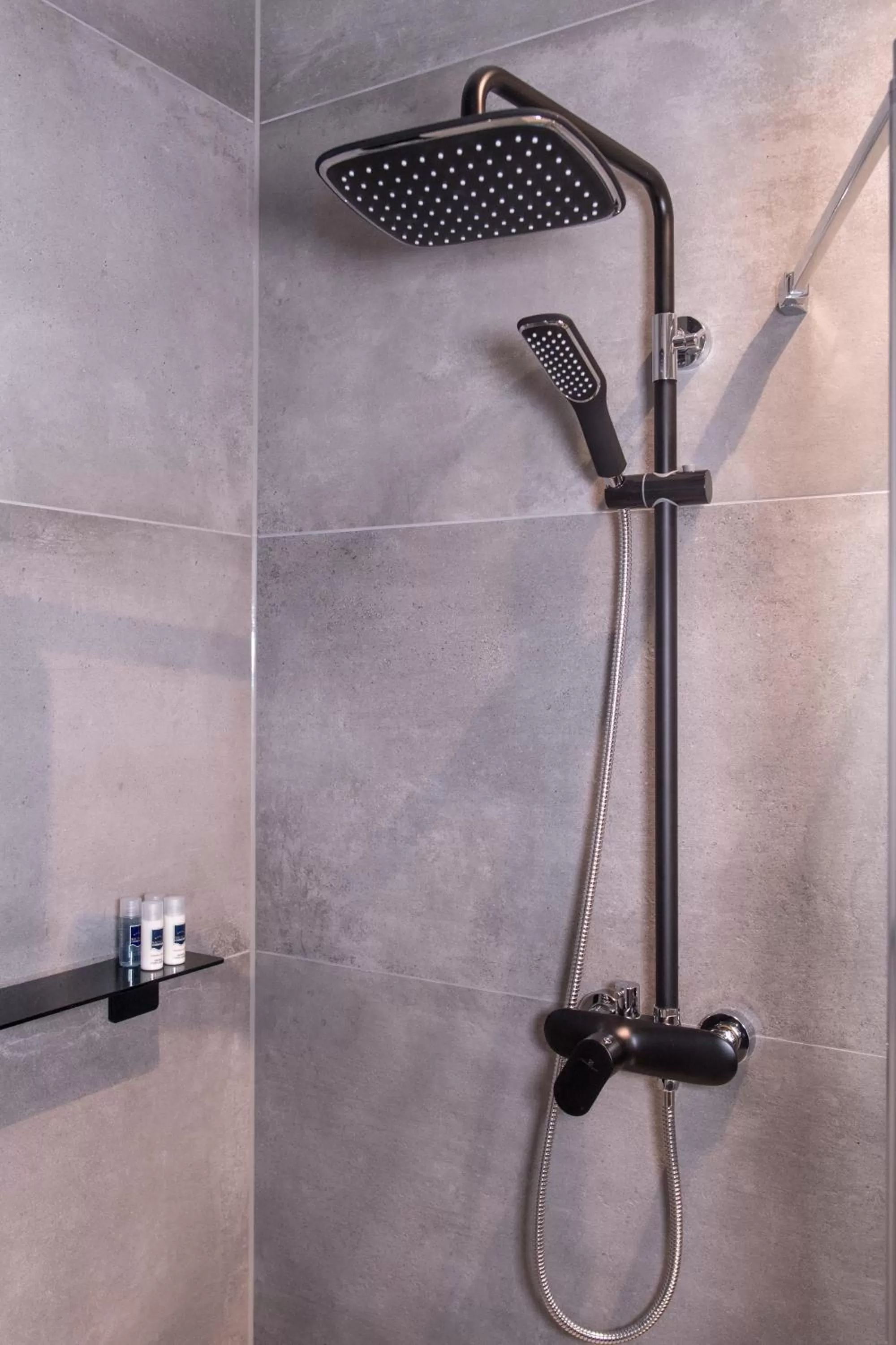 Shower, Bathroom in Visbeker Deern Hotel Garni
