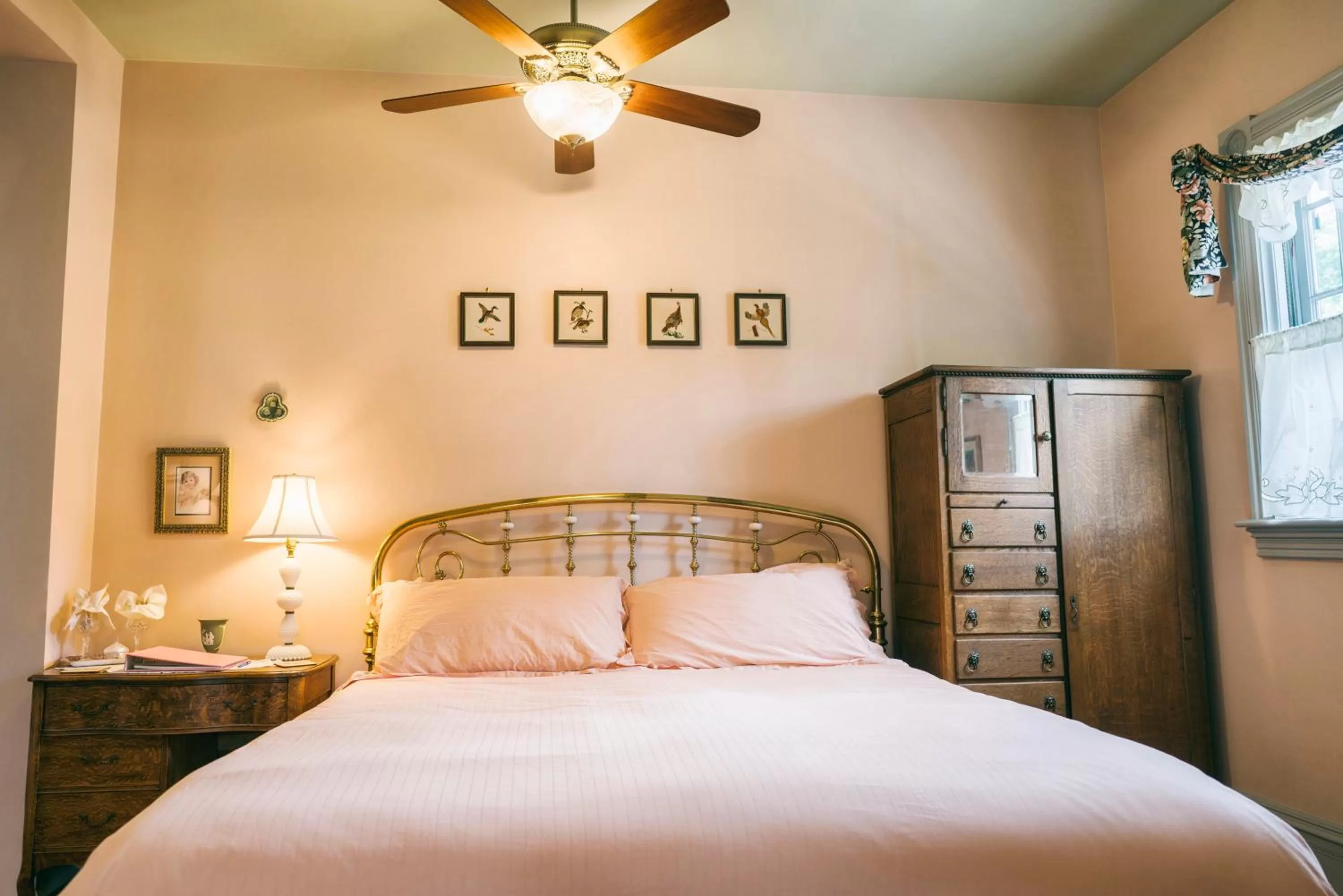 Shower, Bed in Hummingbird Inn