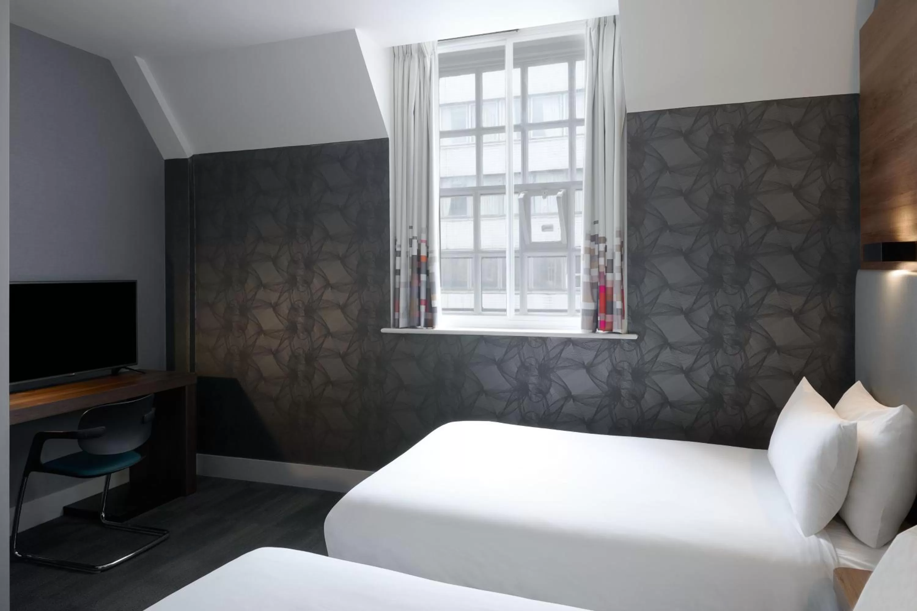 Photo of the whole room, Bed in Aloft Liverpool