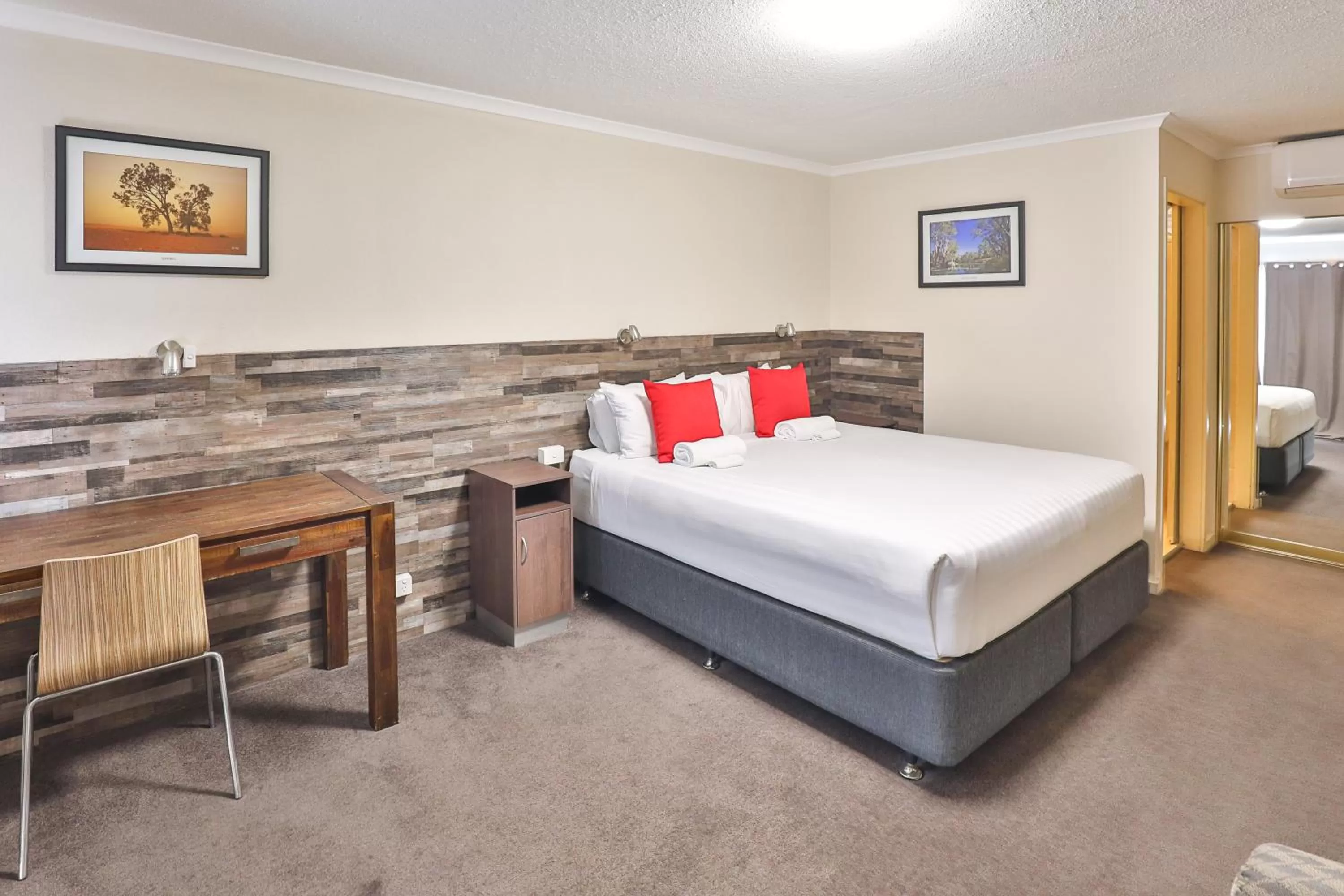 Bedroom, Bed in Boulevard Motor Inn Mildura