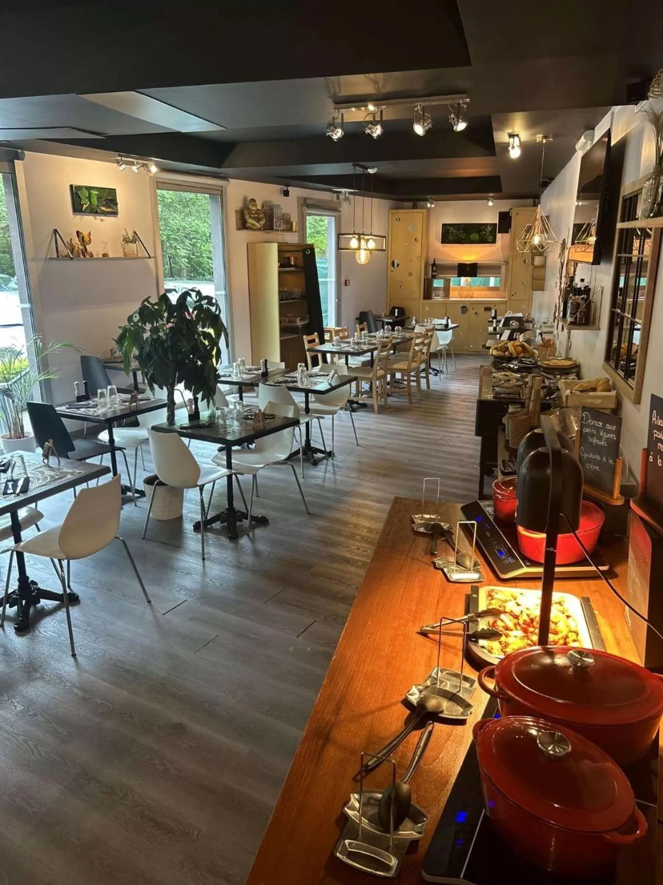 Restaurant/places to eat in Standing Hotel Suites by Actisource