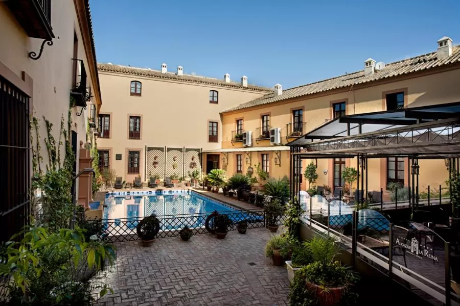 Swimming pool in Hotel Alcázar de la Reina