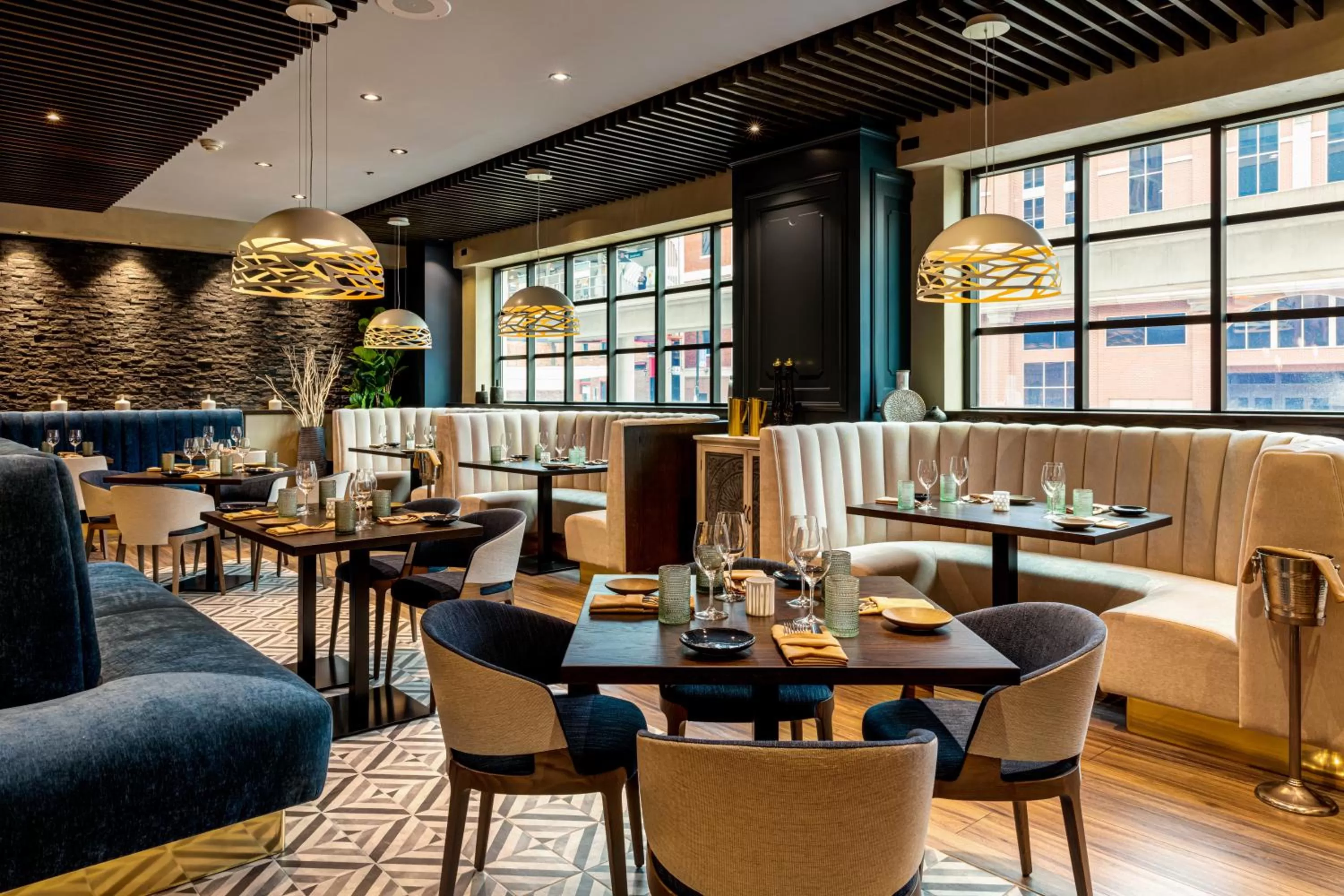 Restaurant/places to eat in Atheneum Suite Hotel