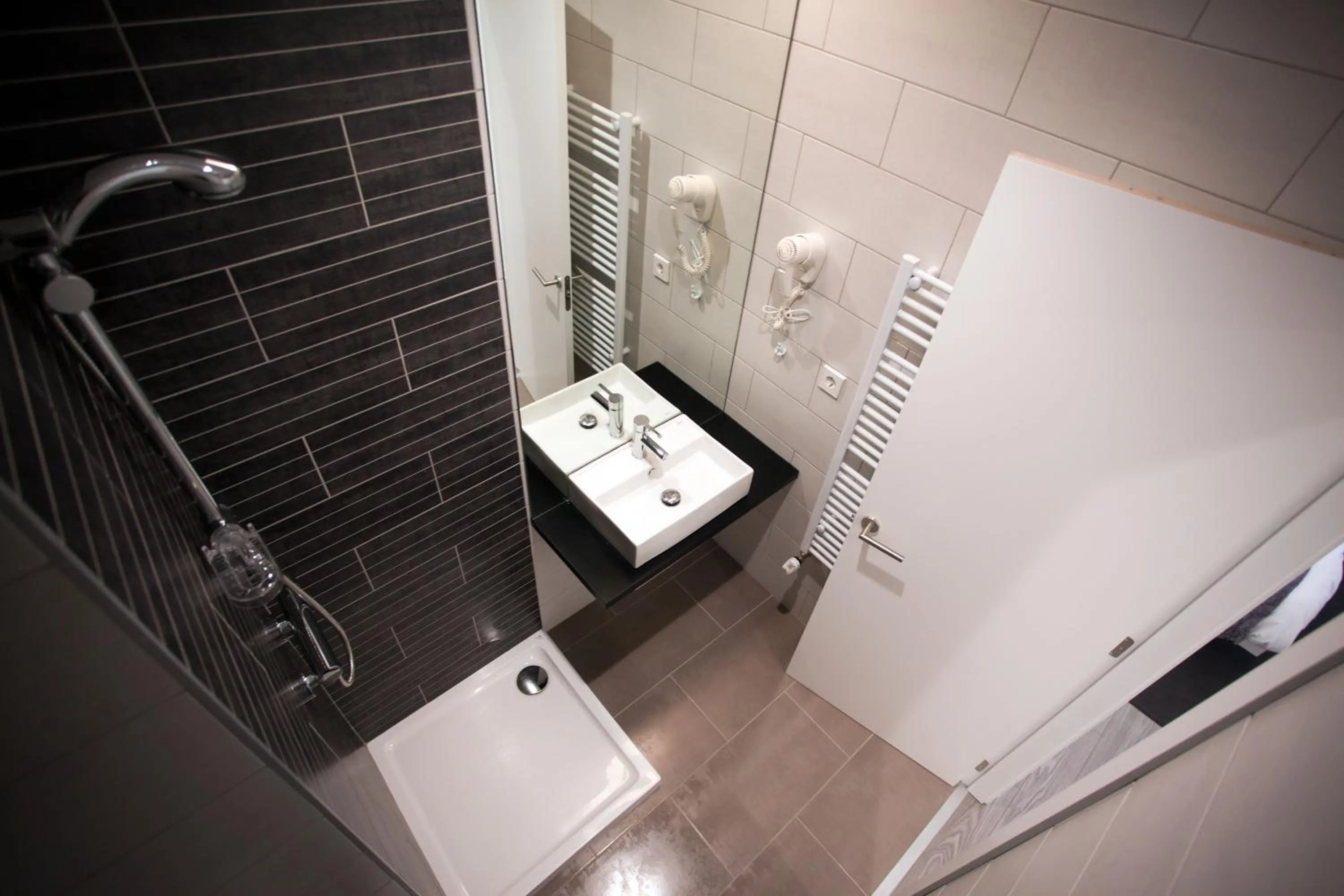 Shower in Hotel Lois