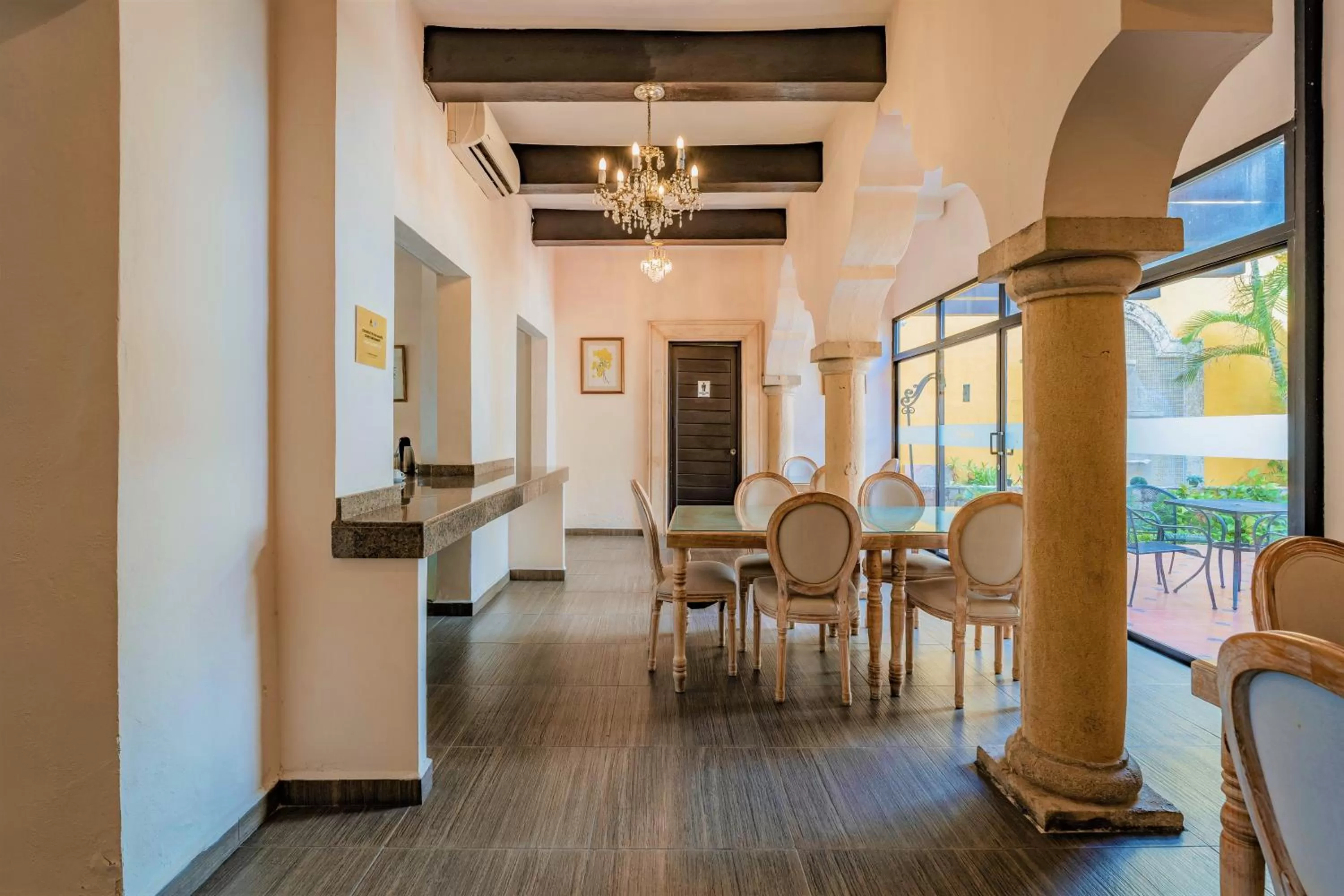 Restaurant/places to eat in Maison del Embajador