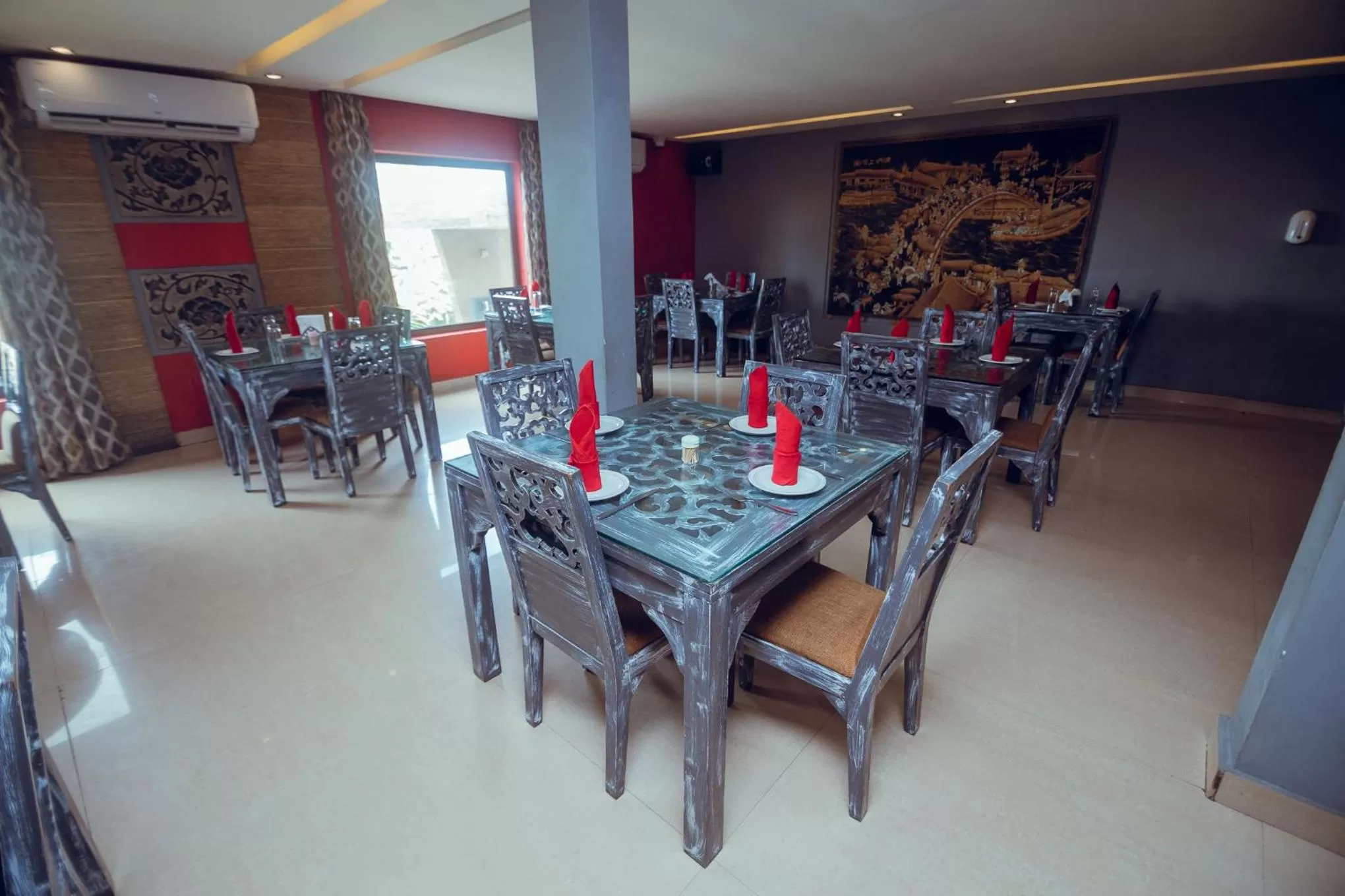 Restaurant/places to eat in Noble House Hotel