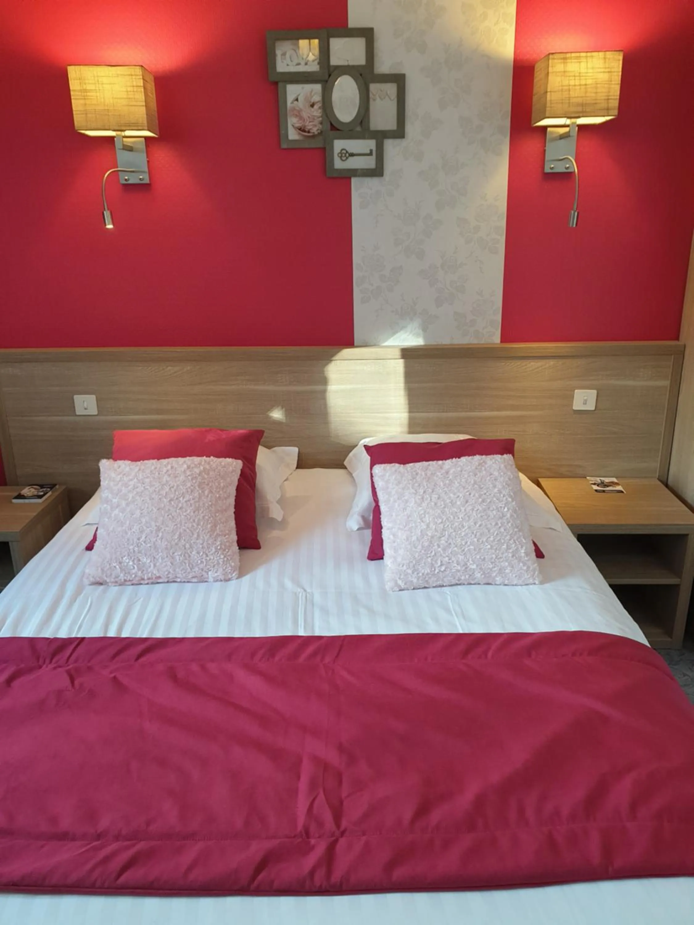 Bed in Hôtel Le Rohan Charme et Caractère