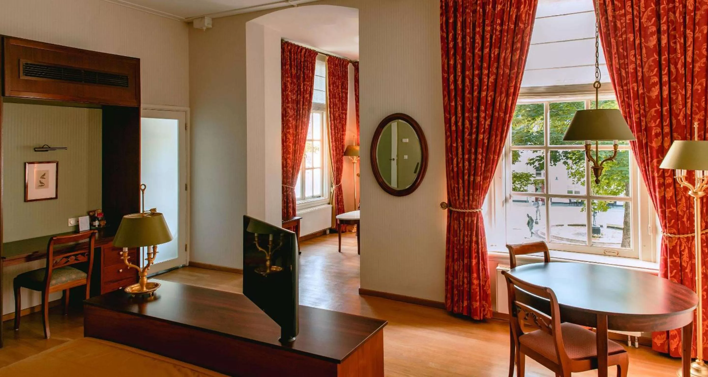 Photo of the whole room in Grand Hotel Karel V