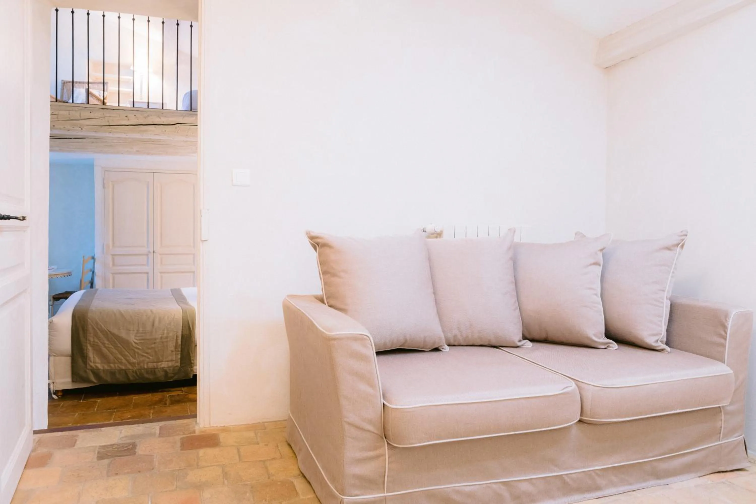 Living room, Bed in Le Mas De La Rose - Teritoria