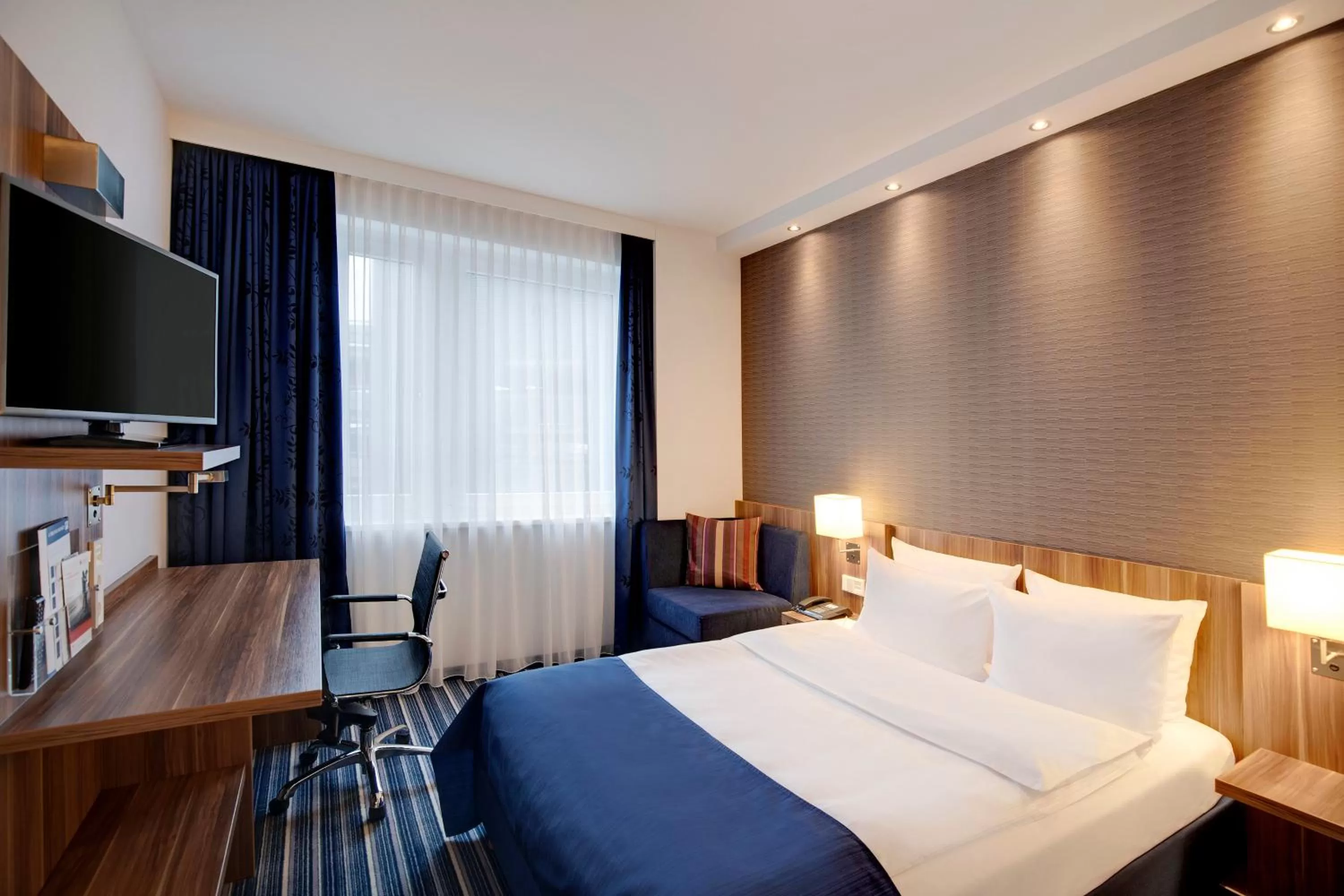 Property building, Bed in Holiday Inn Express Bremen Airport by IHG