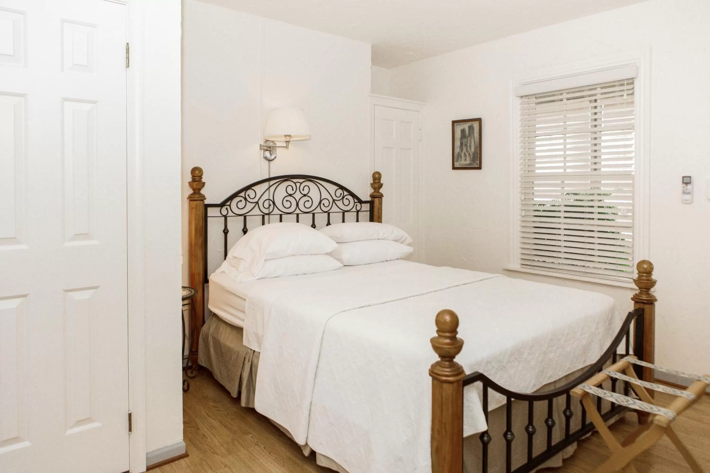 Bed in James Buchanan Hotel, Trademark Collection by Wyndham