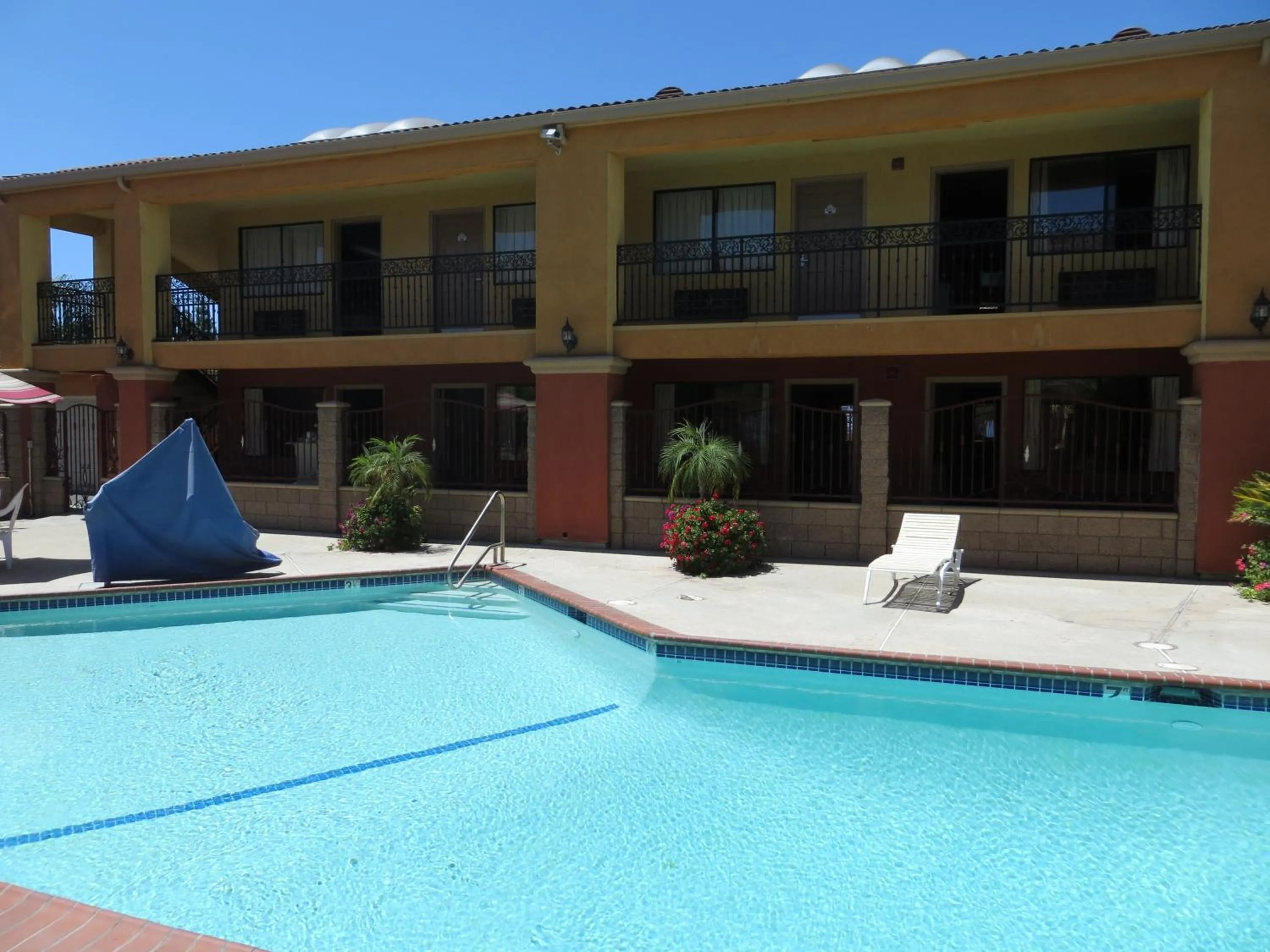 Swimming pool in Azusa Inn