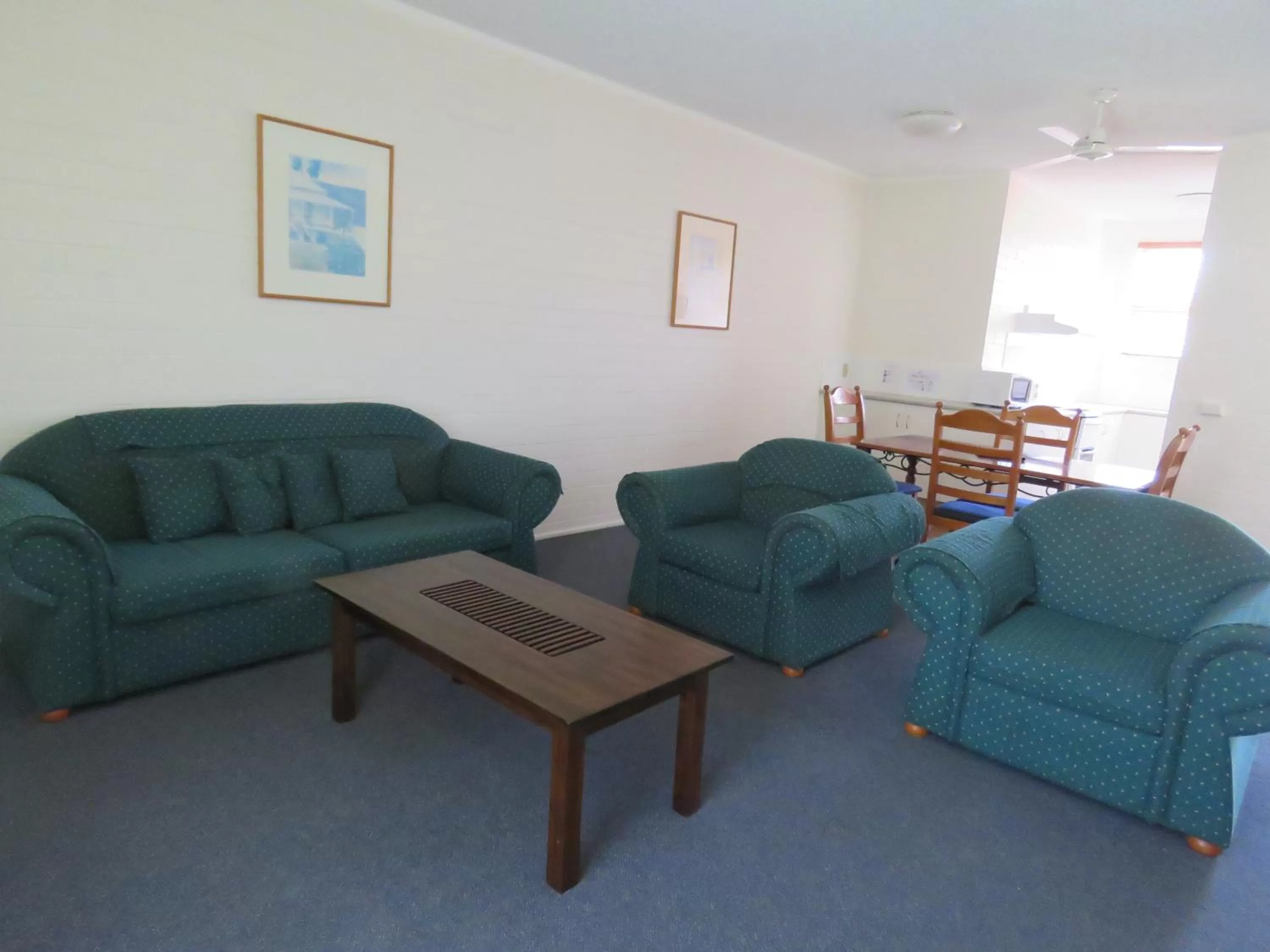 Seating Area in Emerald Gardens Motel & Apartments