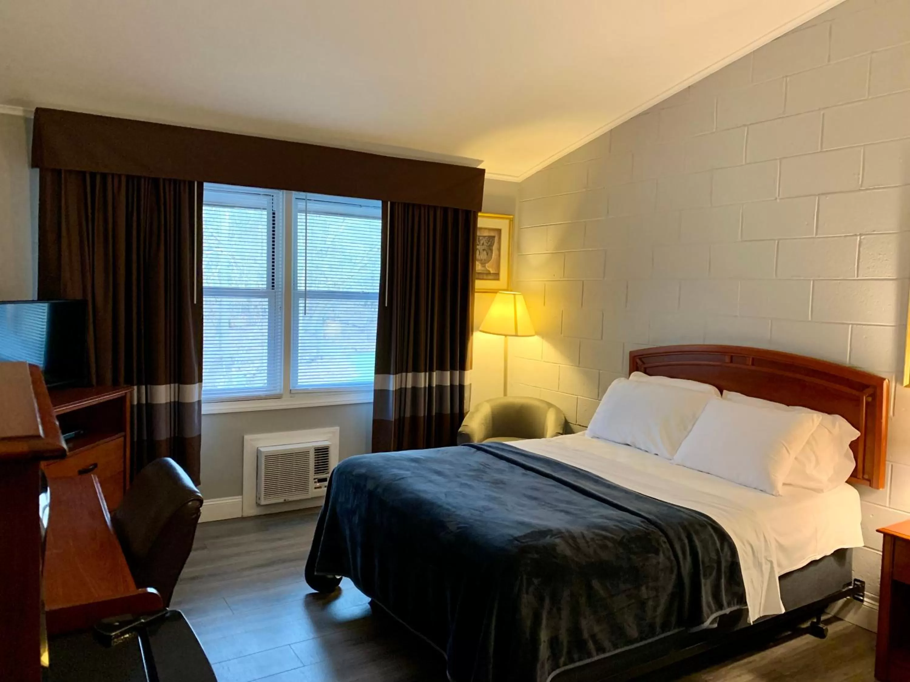 Bed in Hill Top Motel