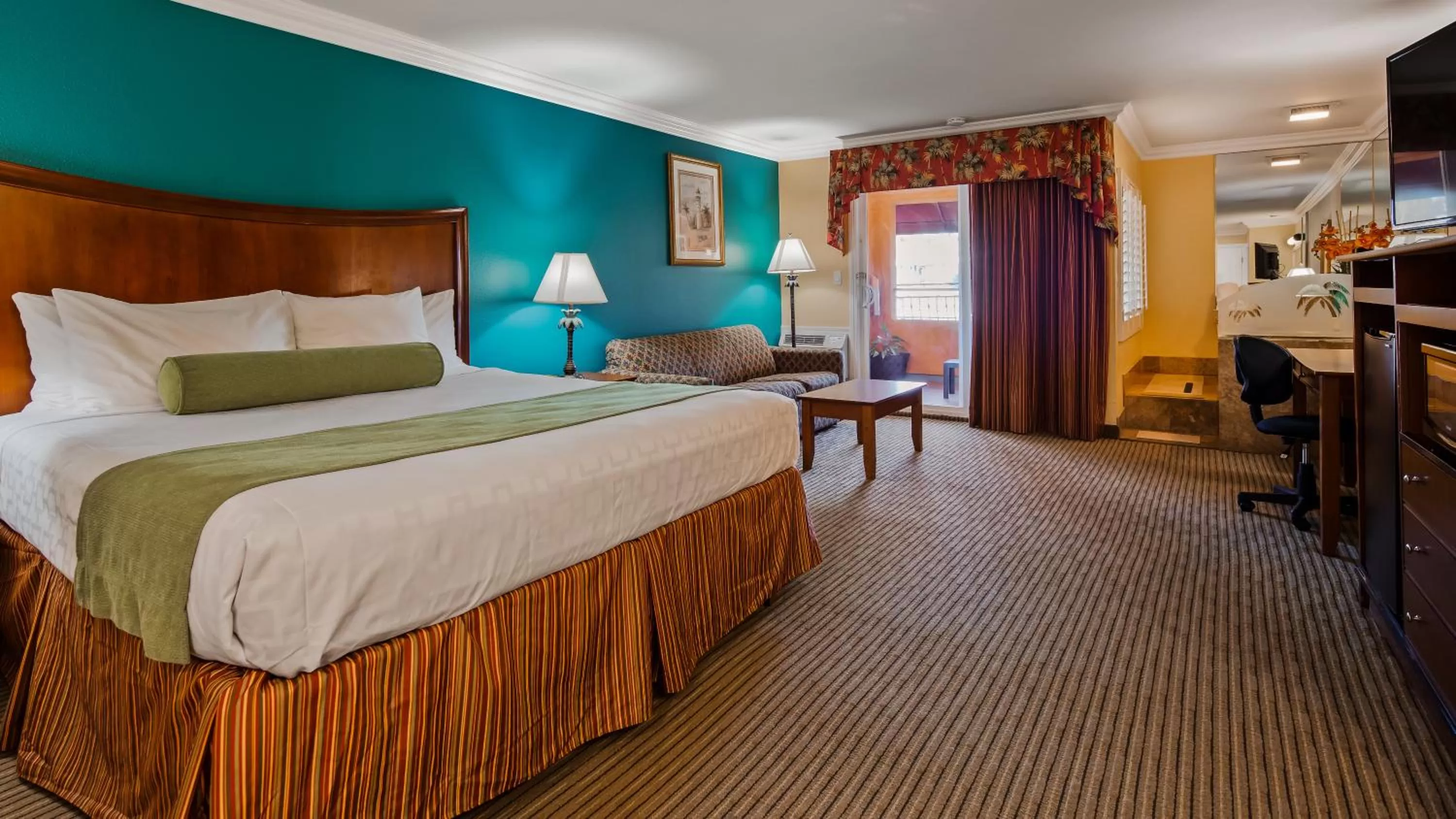 Bed in Best Western Harbour Inn & Suites Huntington - Sunset Beach