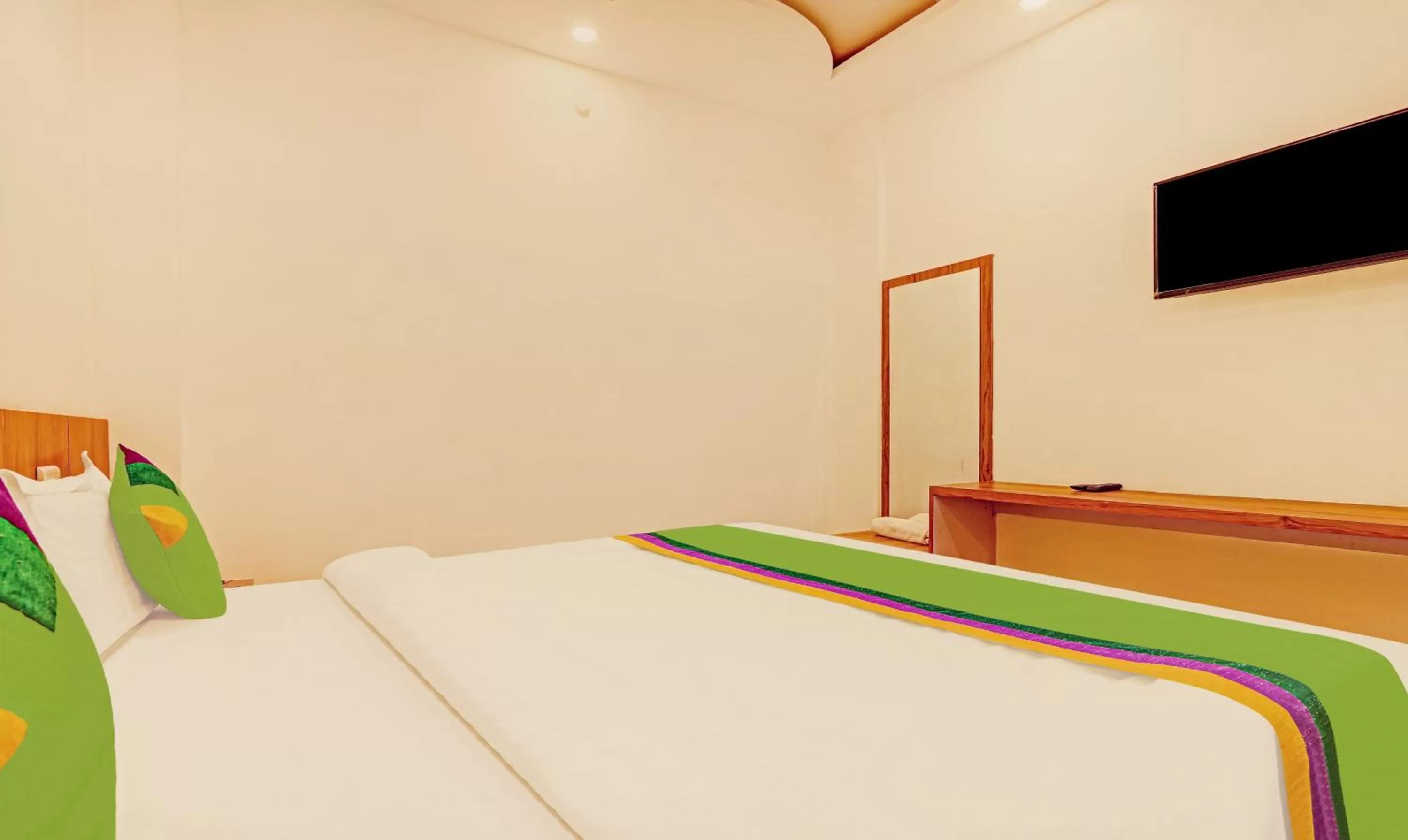 Bed in Treebo Trend Silver Stallion