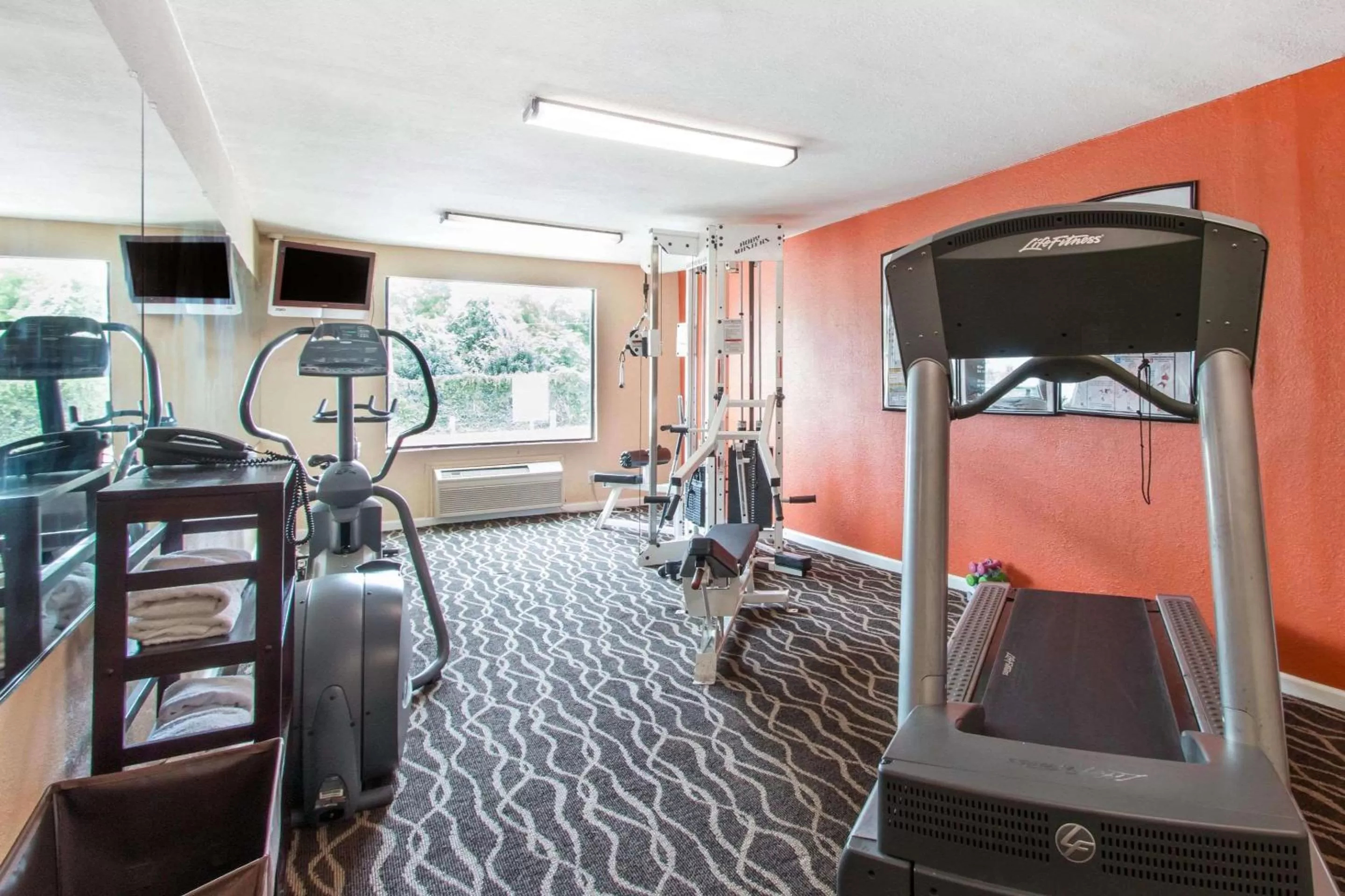 Fitness centre/facilities in Quality Inn & Suites I-35 near Frost Bank Center