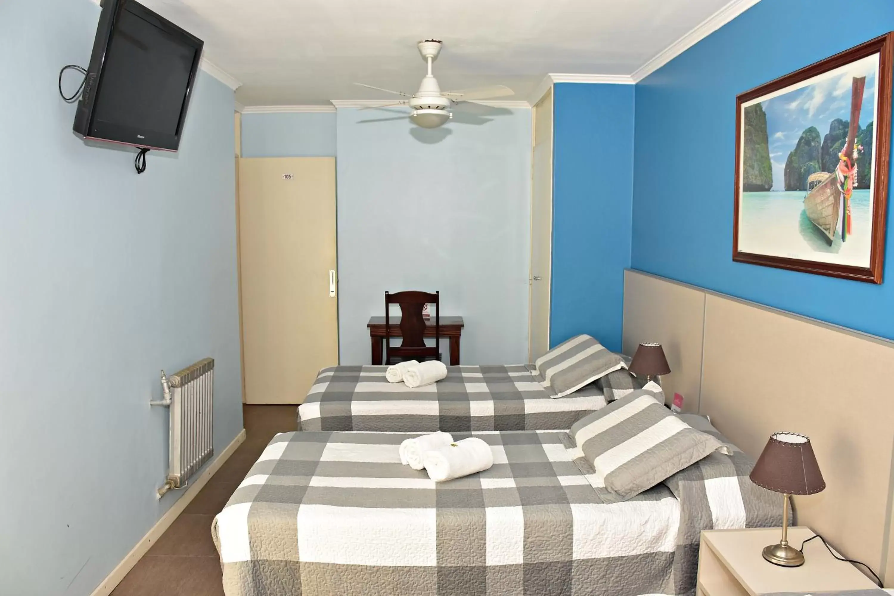 Basic Triple Room in Hotel San Marino Basic Triple Room in Hotel San Marino