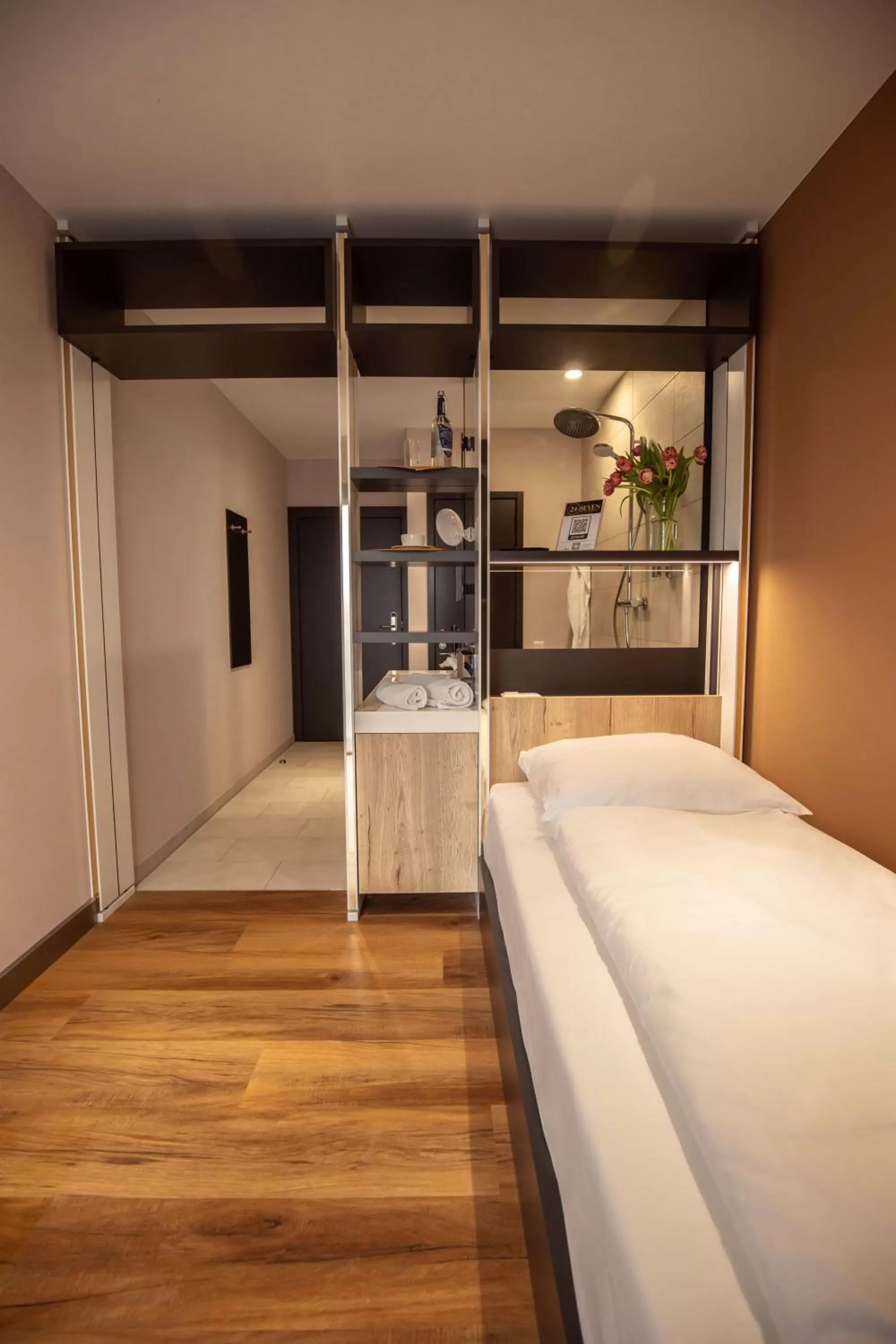 Shower, Bed in 24Seven Hotel Schwabach