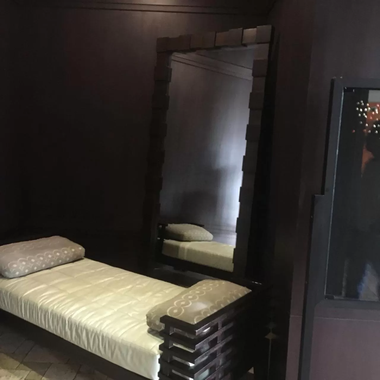 Decorative detail, Bed in Suites Parque Real