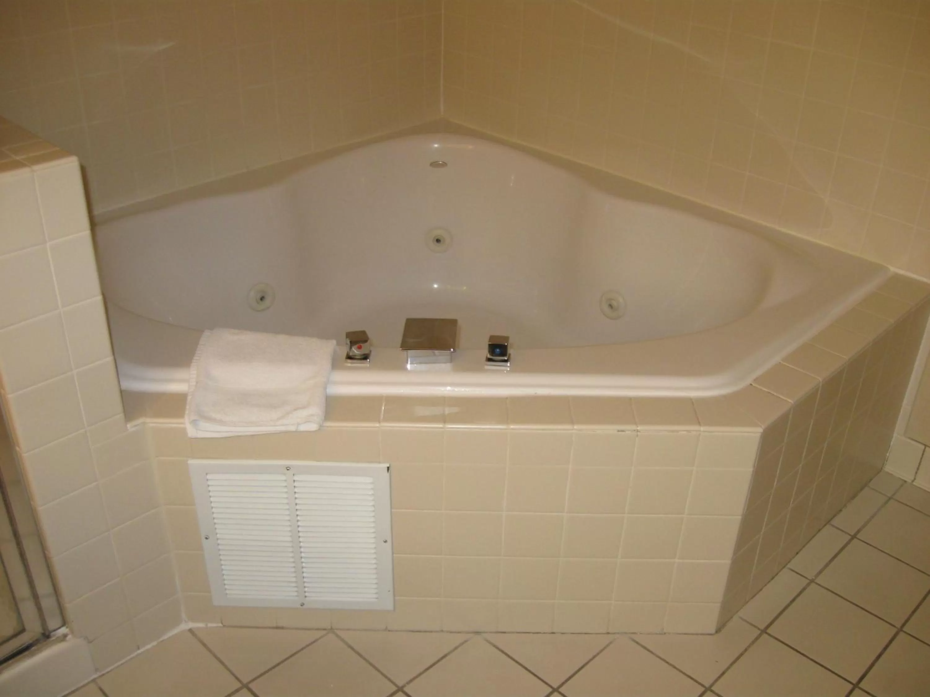 King Suite with Spa Bath - Non-Smoking in Wingate by Wyndham Fargo