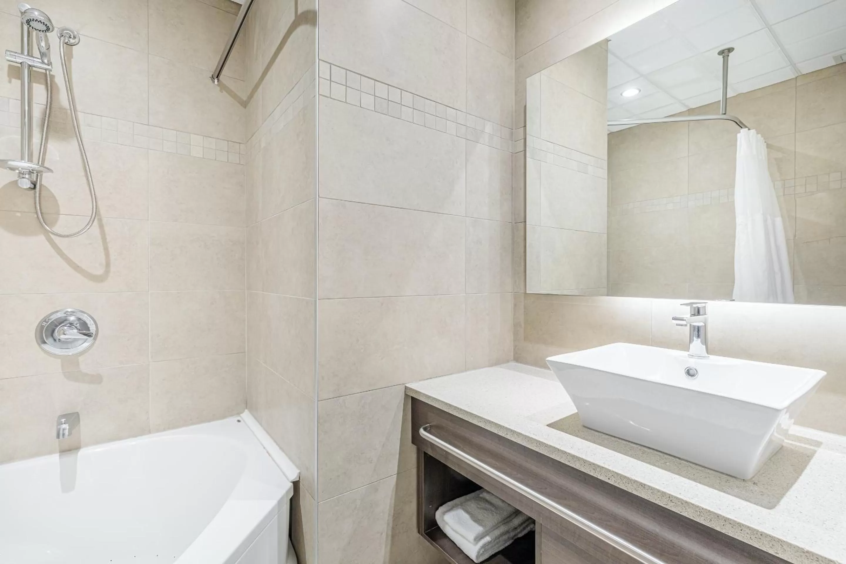 Shower in Hotel Montfort