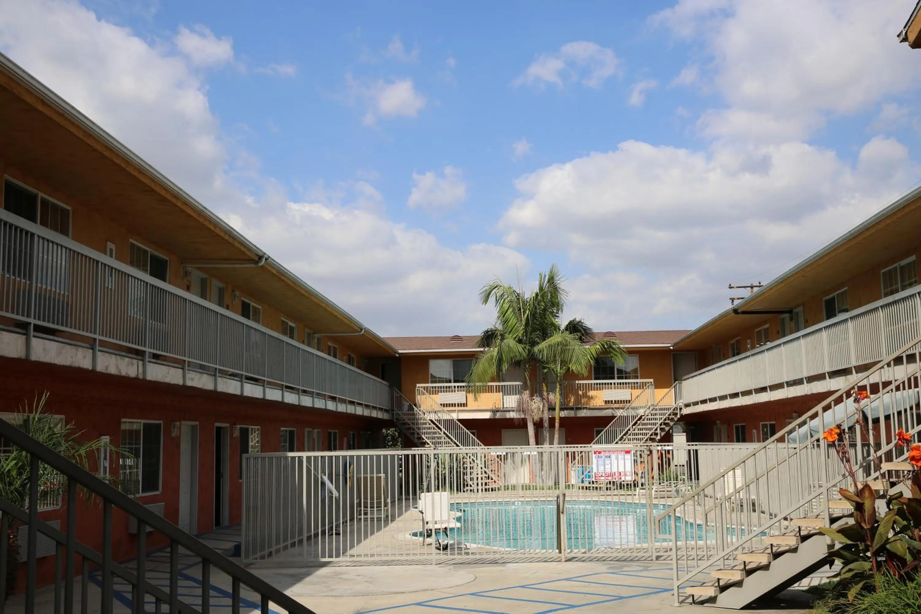 Chateau Inn & Suites