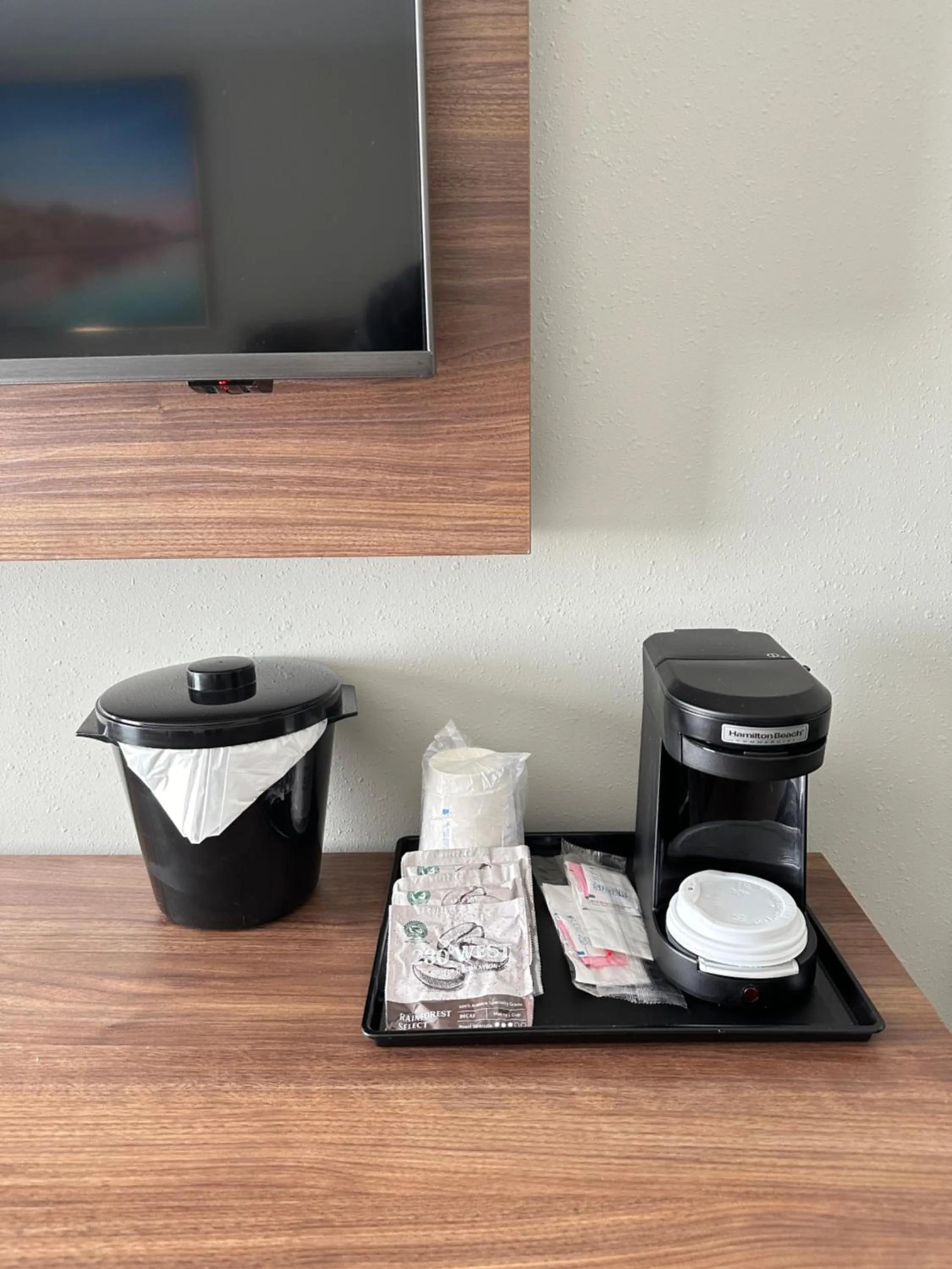 Coffee/tea facilities in La Quinta Inn by Wyndham Columbia NE Fort Jackson