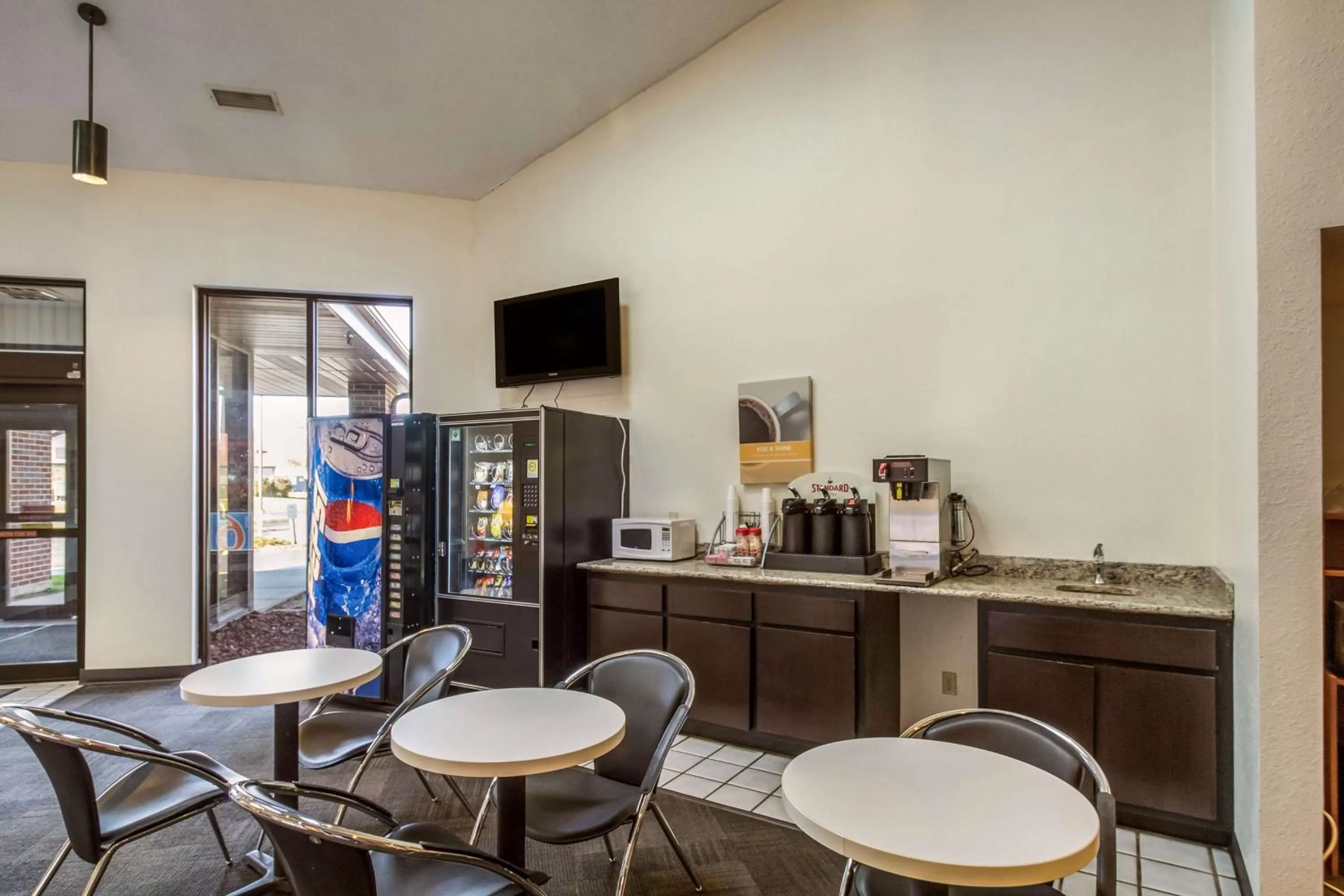 Restaurant/places to eat in Motel 6-Saukville, WI