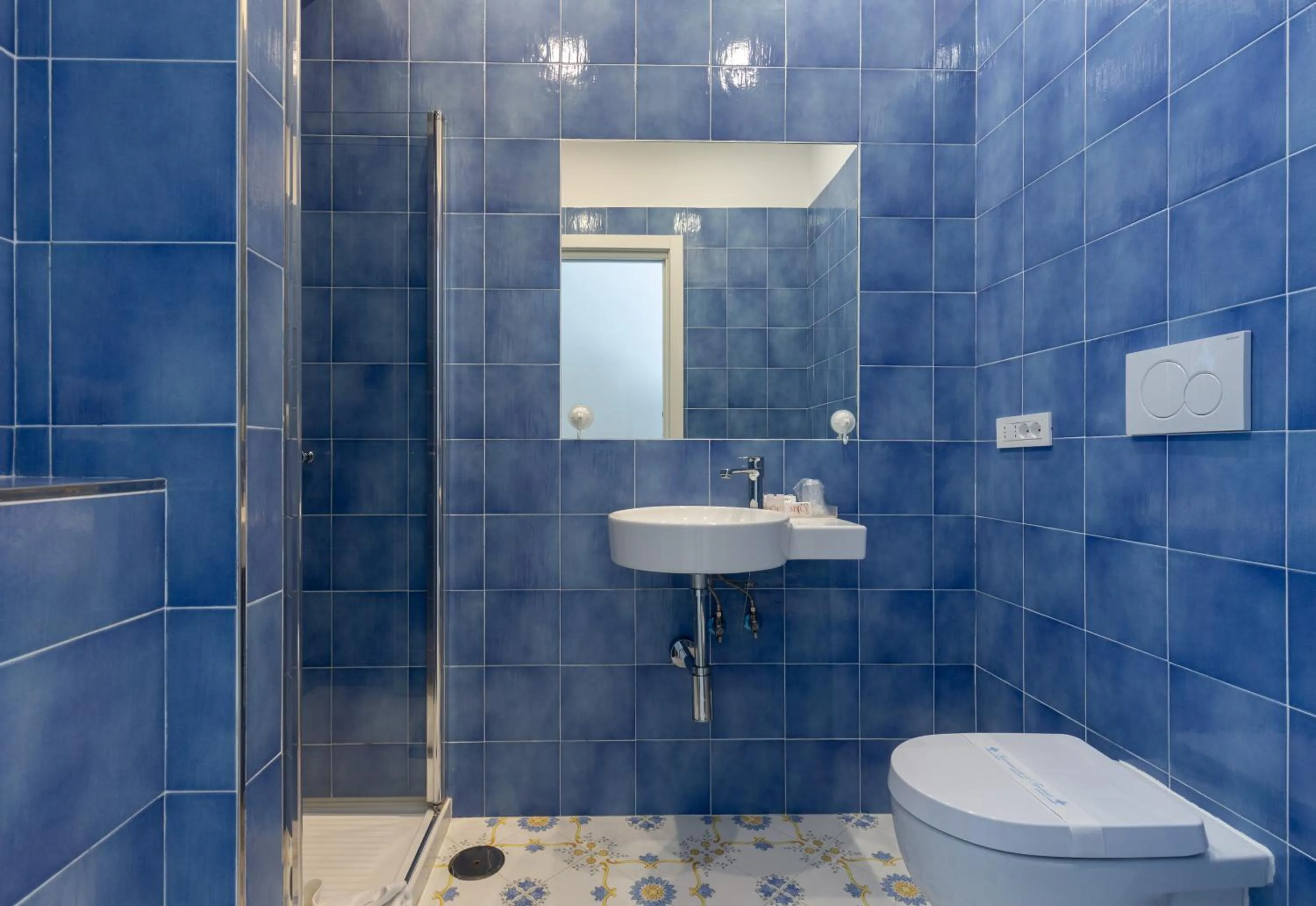 Shower in Hotel Spicy