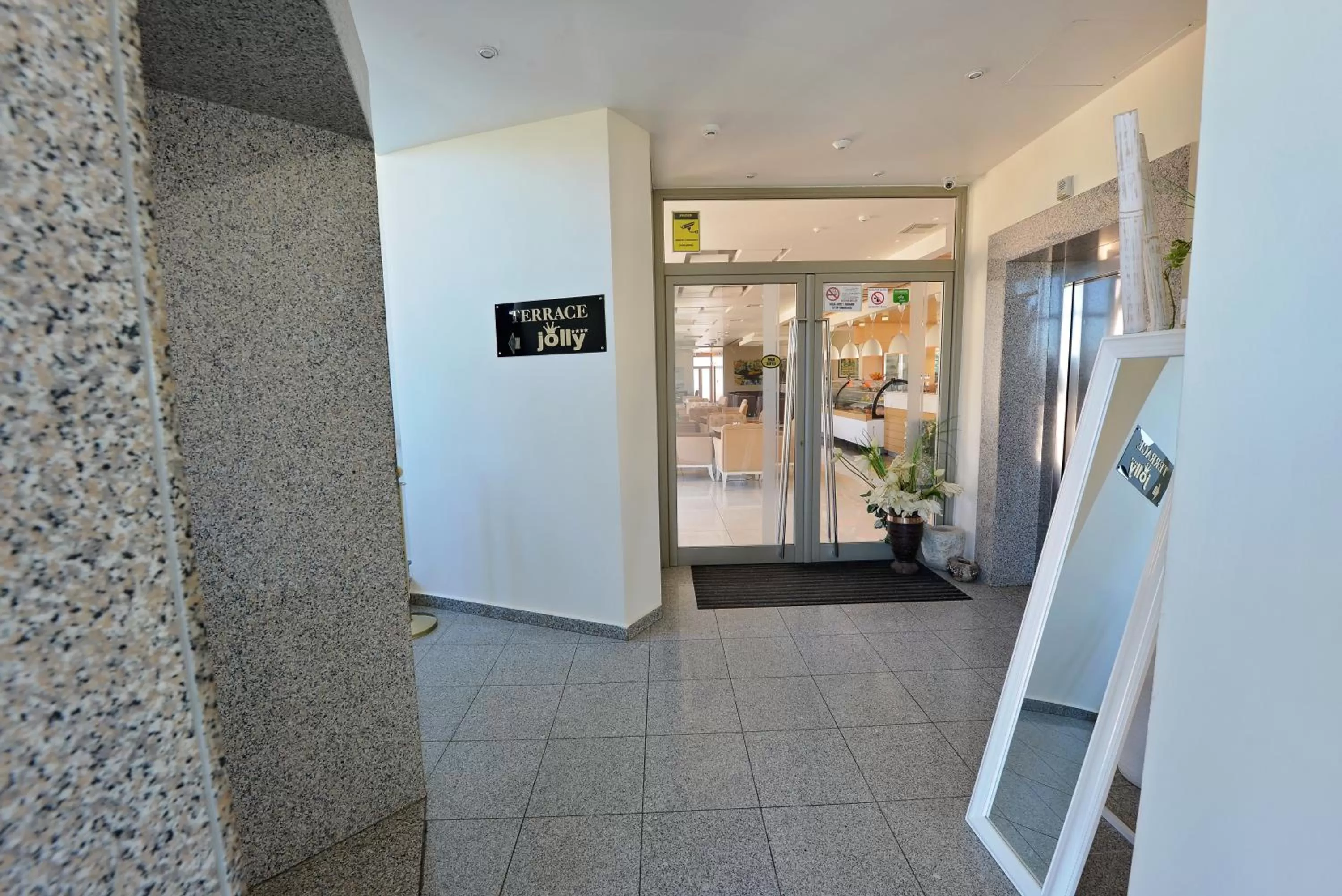 Restaurant/places to eat in Jolly Hotel