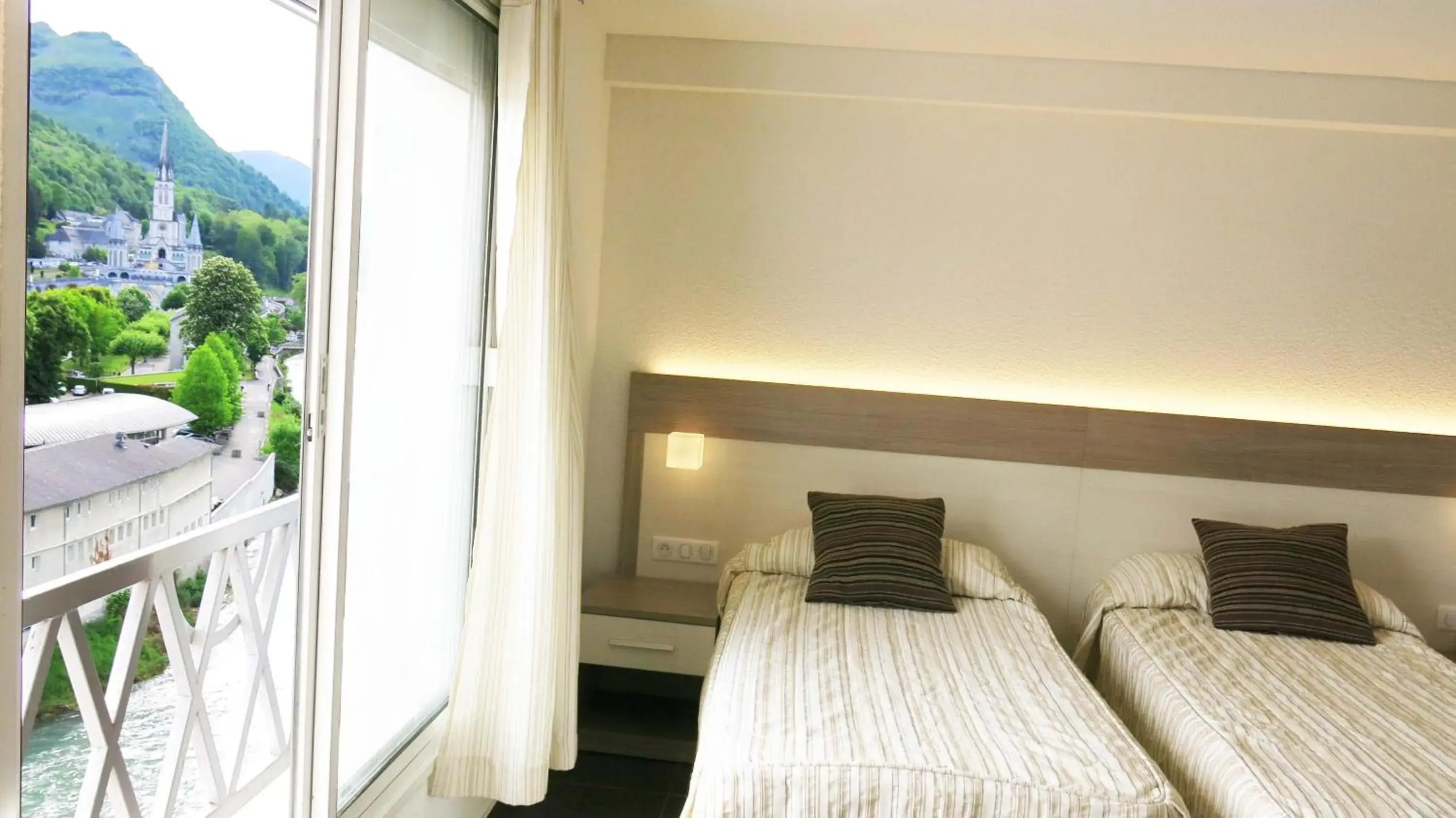 Twin Room in Hôtel La Source Twin Room in Hôtel La Source