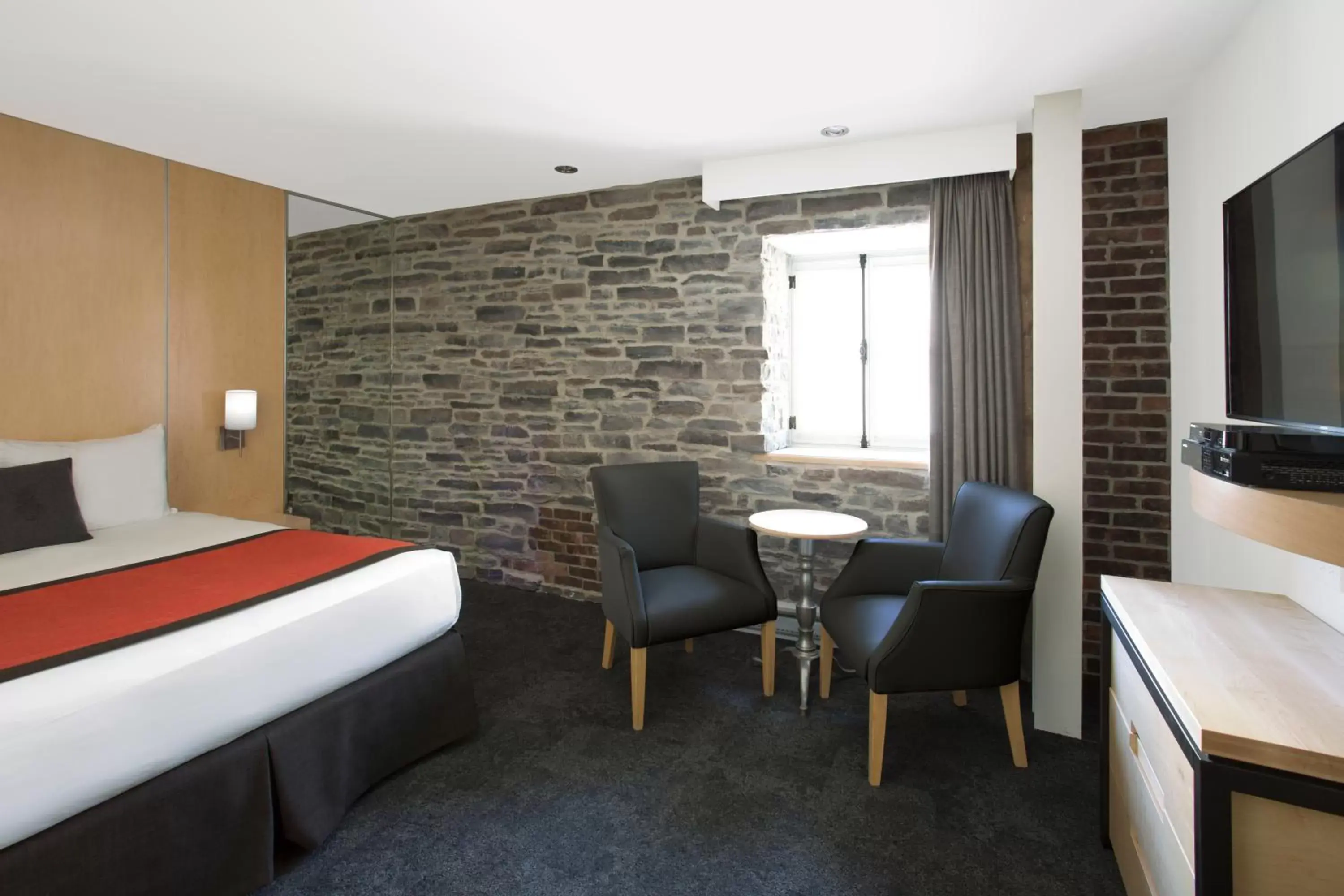 Superior Queen Room in Hotel du Vieux Quebec Superior Queen Room in Hotel du Vieux Quebec