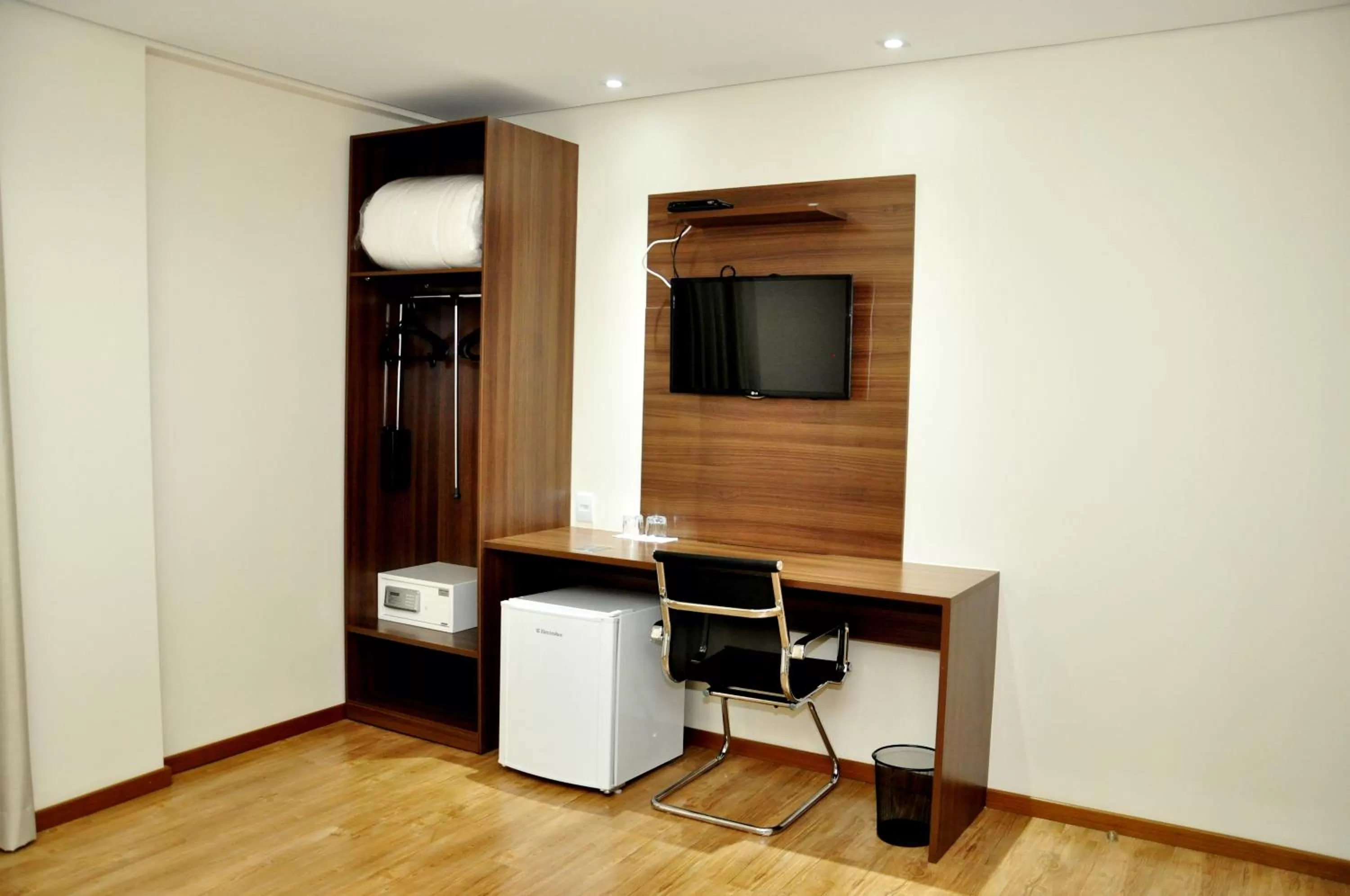 TV and multimedia, TV/Entertainment Center in Hotel Mohave