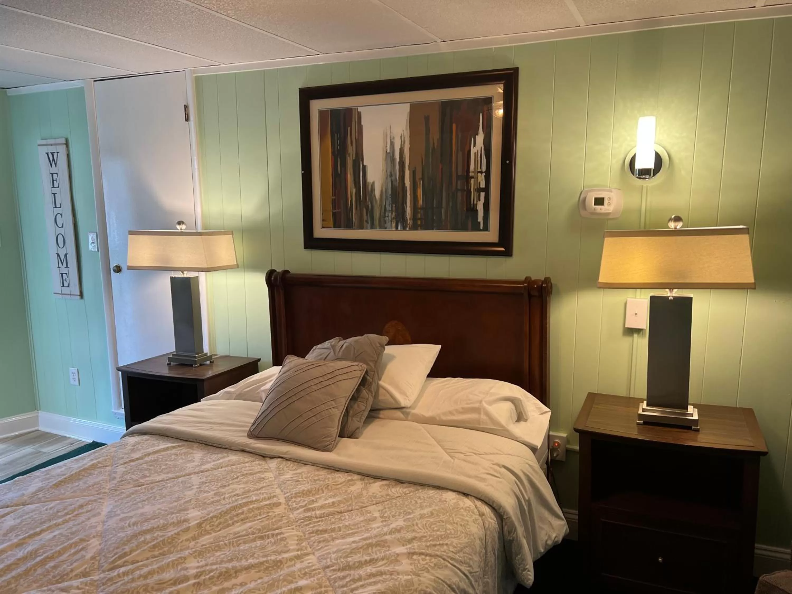 Photo of the whole room, Bed in Simmons Motel and Suites