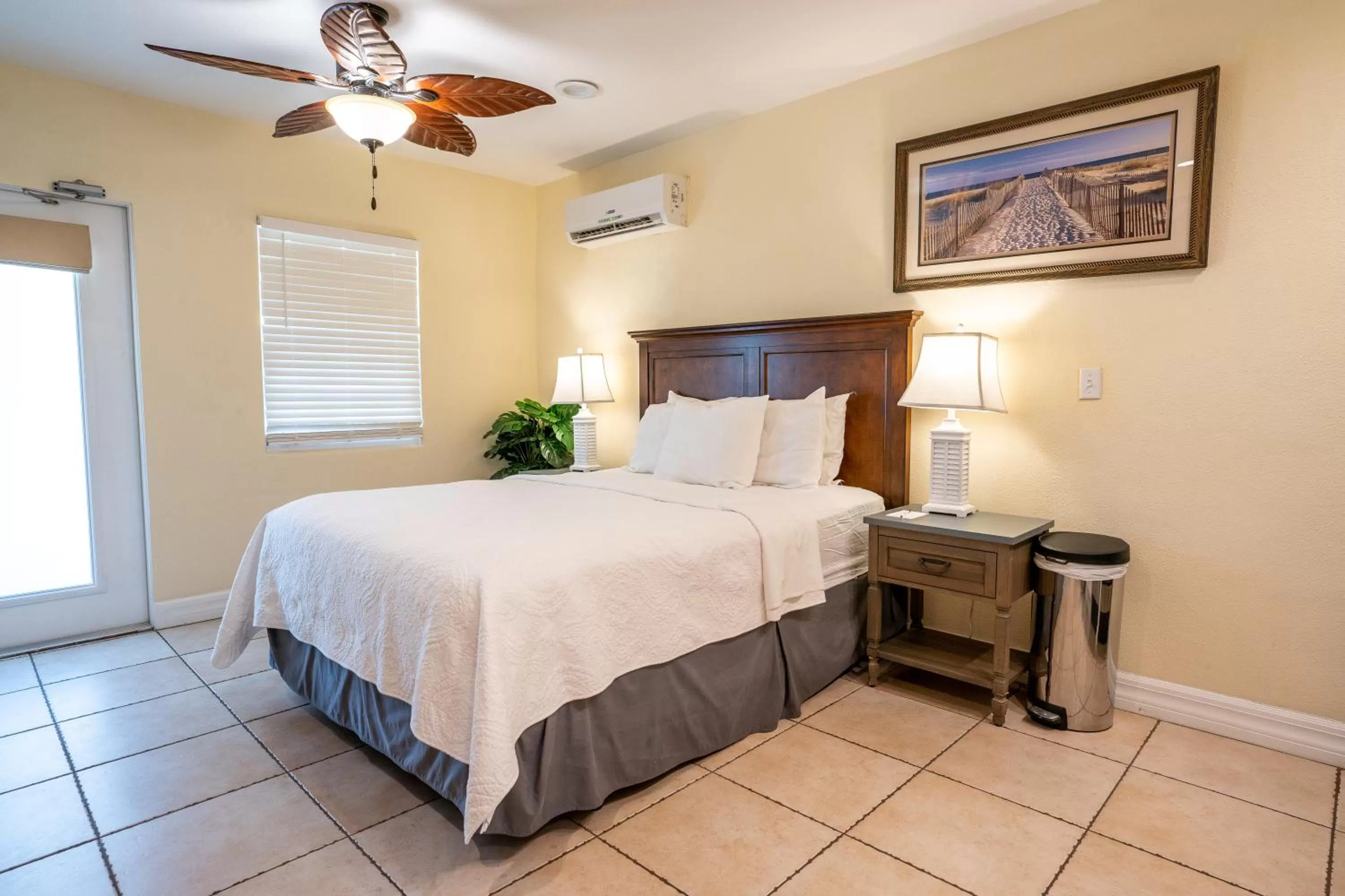 Bedroom, Bed in The Capri at Siesta