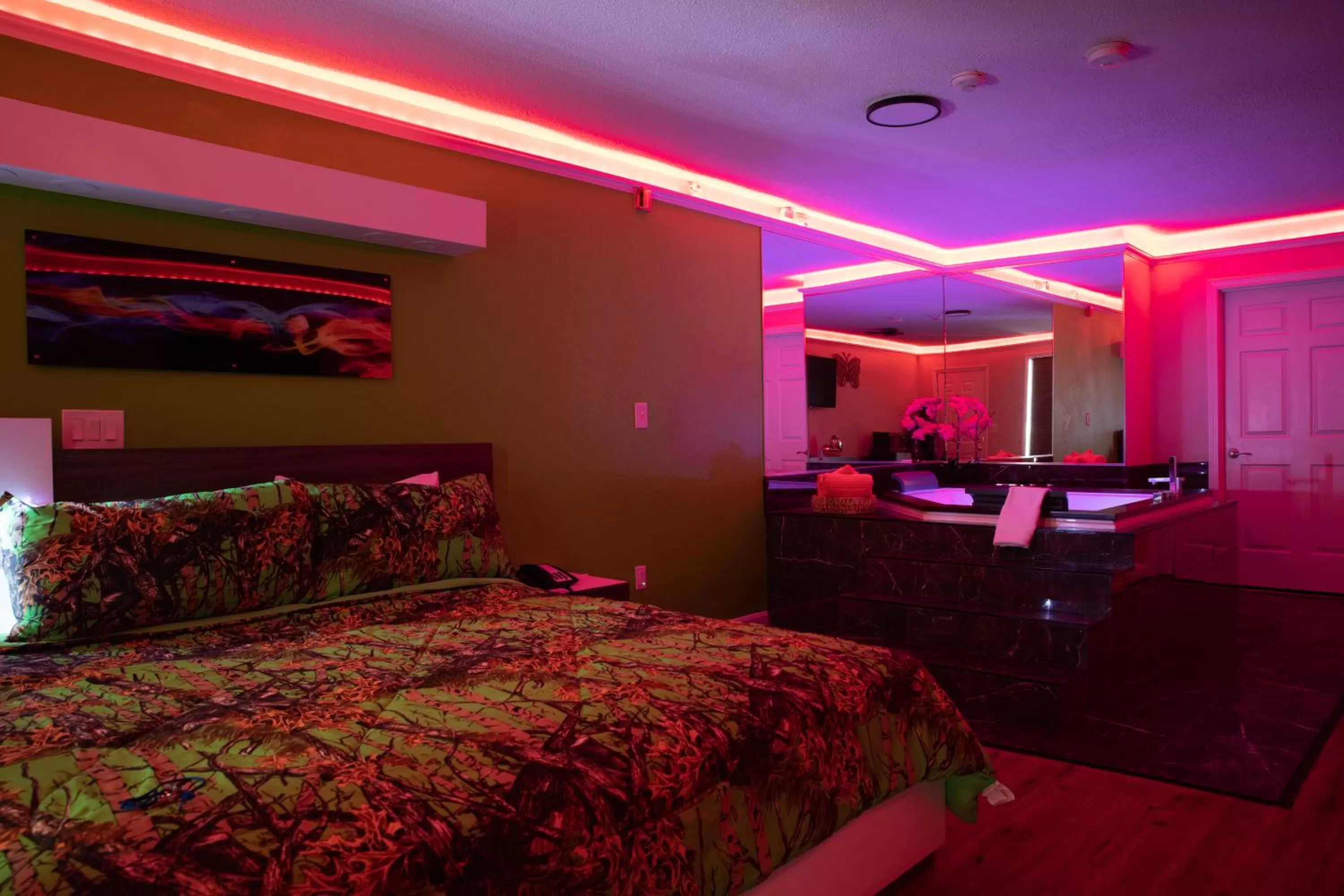 Photo of the whole room, Bed in Classic Motor Lodge Providence - West Greenwich