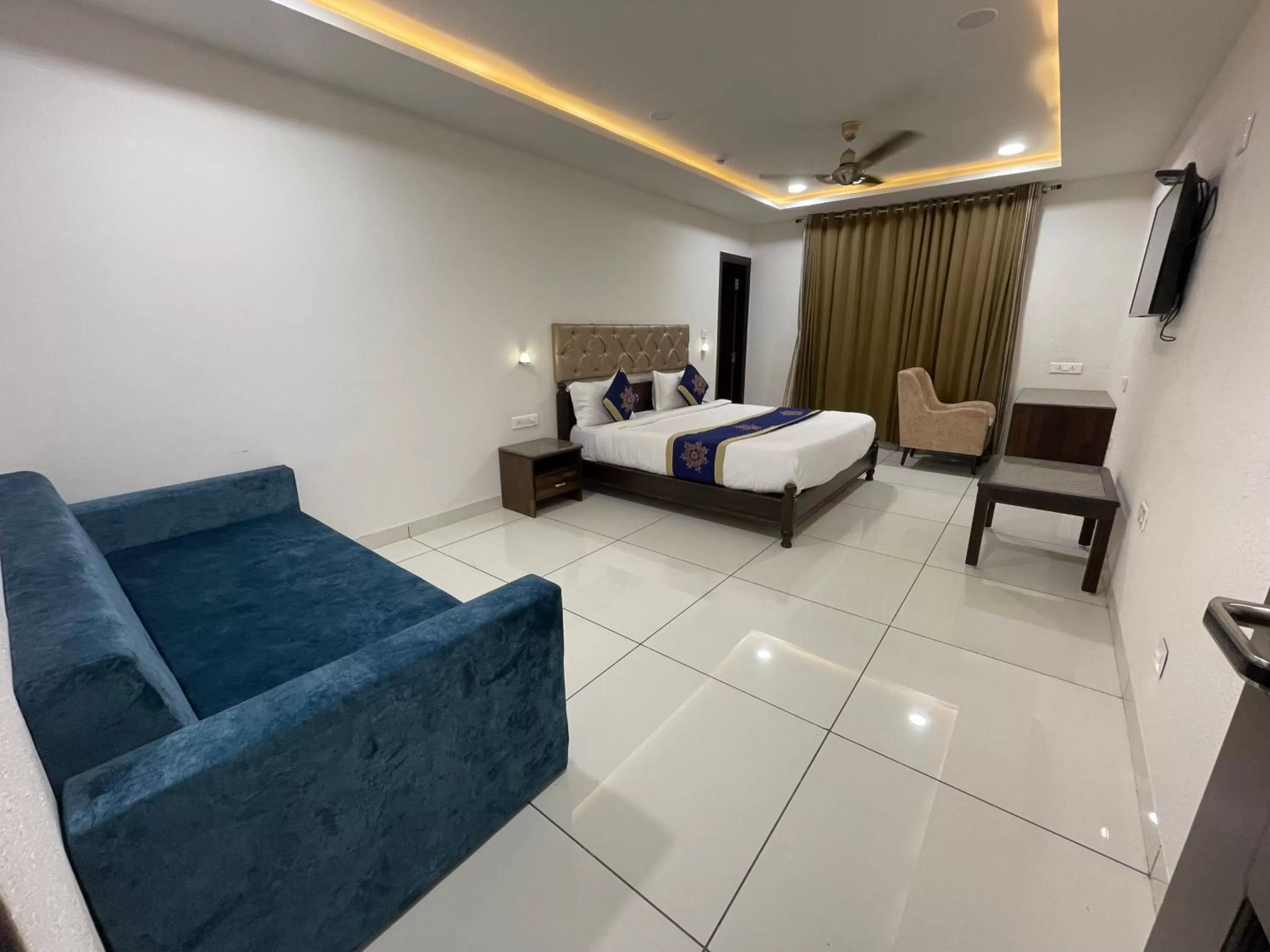 Photo of the whole room, Bed in Clover Inn