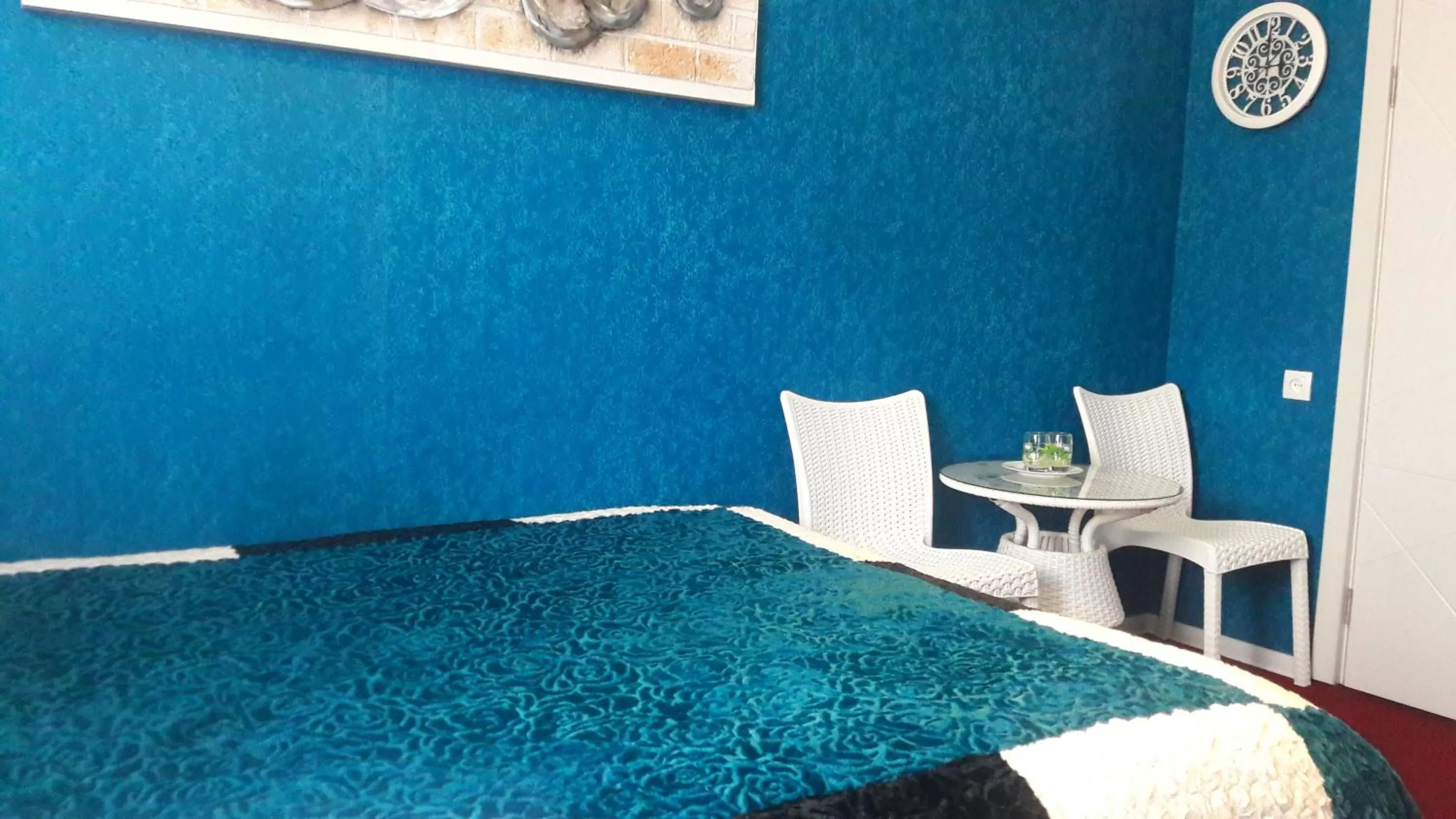 Swimming Pool in Hotel Lilo near Airport