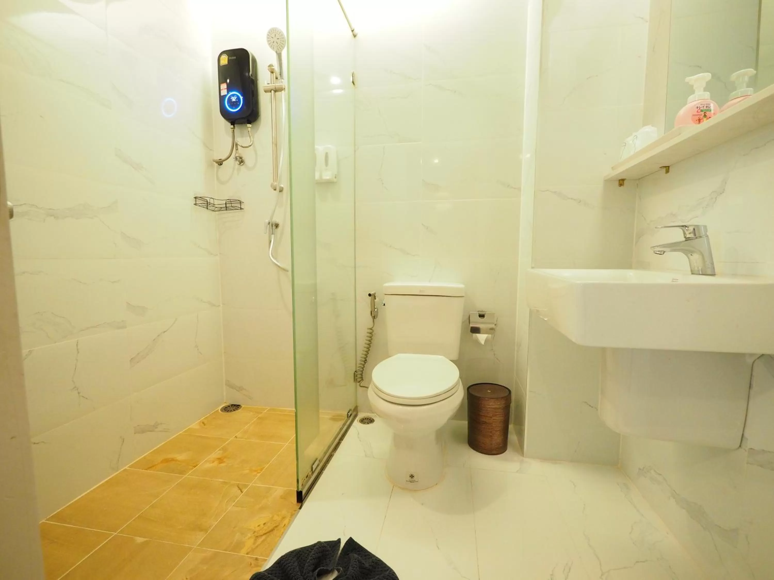 Shower in Le Naview @Prasingh