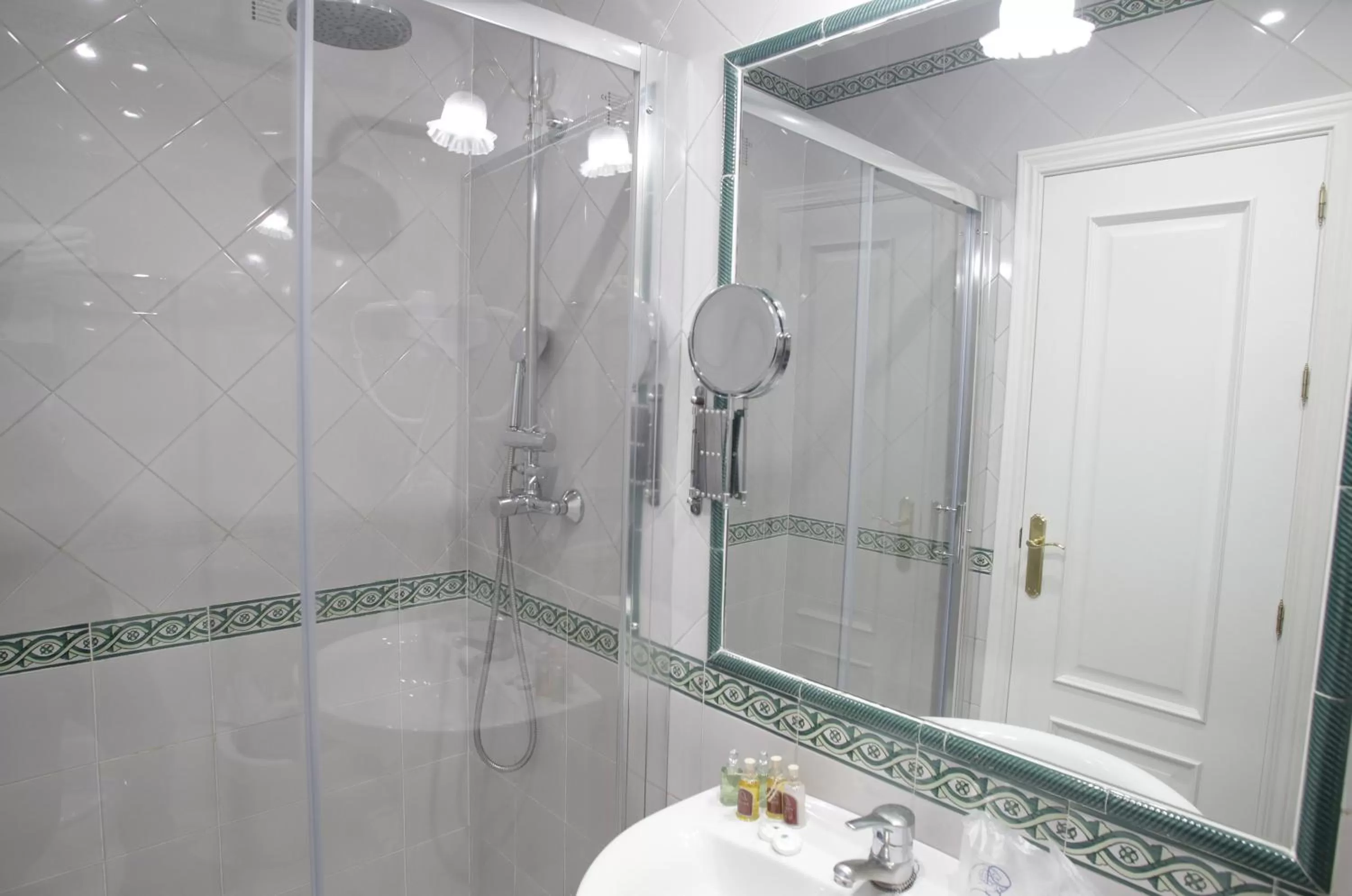 Bathroom in Basic Hotel Puerta de Sevilla